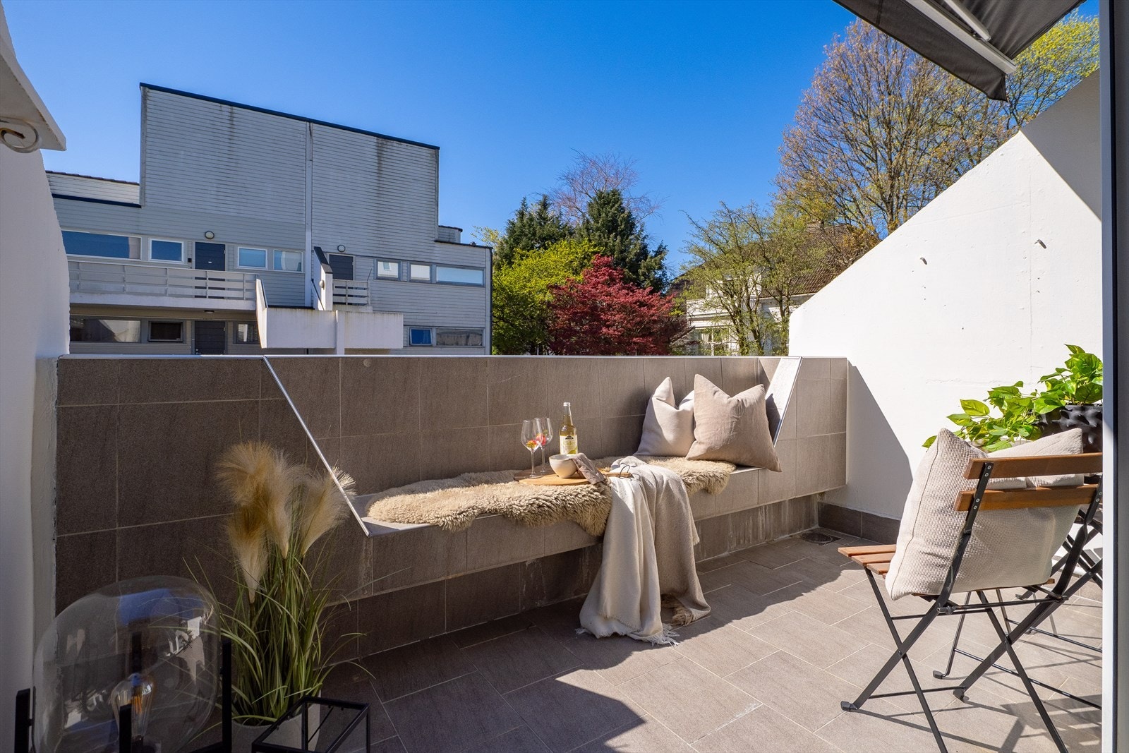 Flott sørvestvendt balkong med markise. Sameiet har planlagt å fjerne/fornye blomsterkasse/rekkverk og etablere det i tre, slik som er gjort på de andre balkongene. Galleribilde