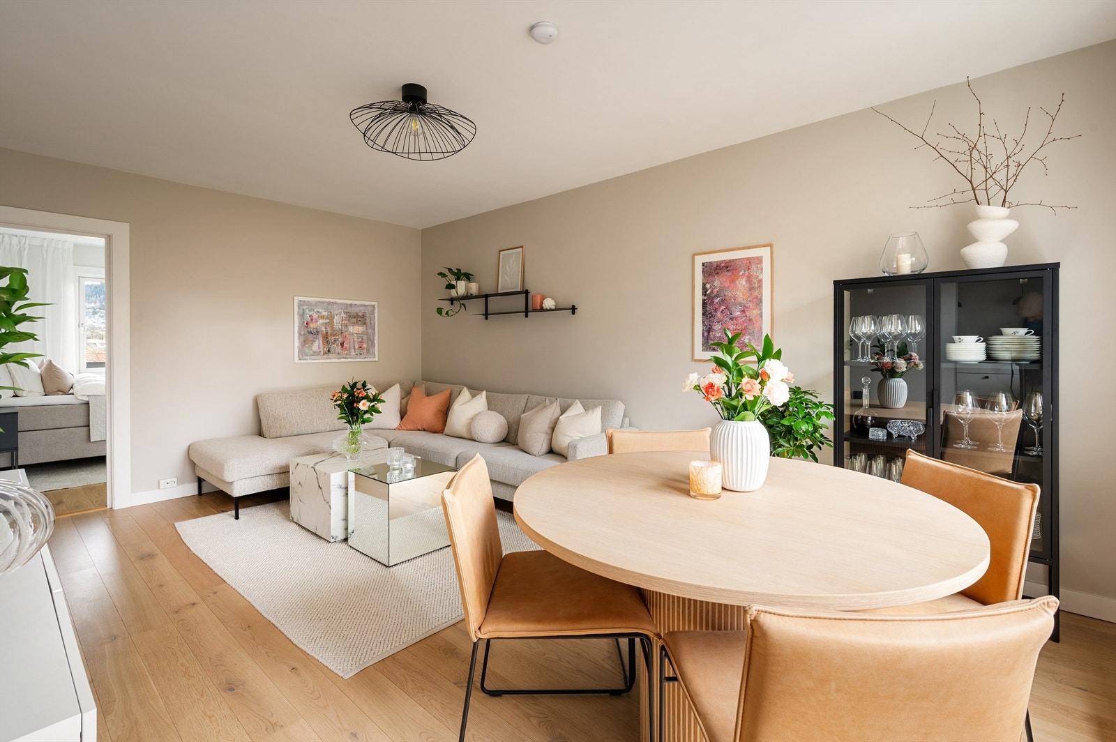 Her er det god plass til sofagruppe og spisebord Galleribilde