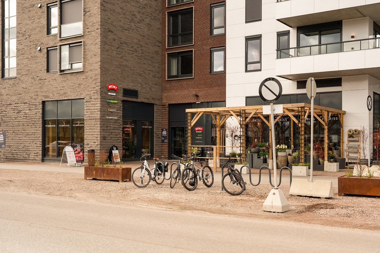 I næromådet har det de siste årene kommet frem flere nye matbutikker, vinbar, blomsterbutikk mm Galleribilde