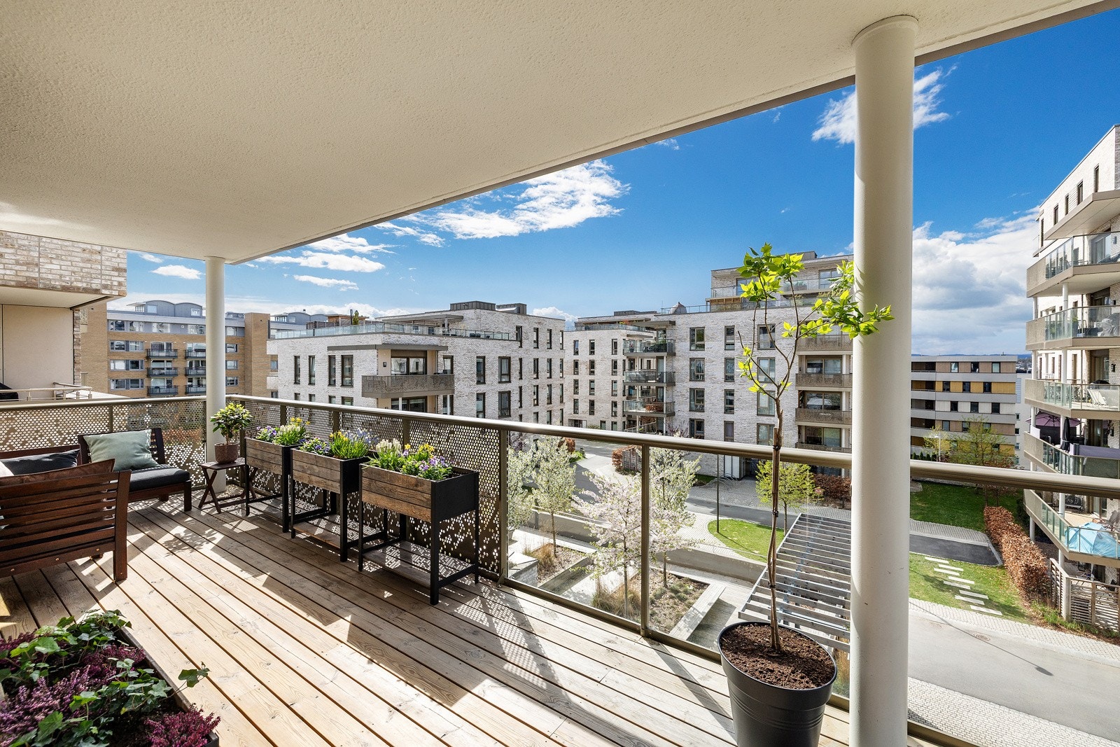 Velkommen til Sandakerveien 98 og denne fantastiske hjørneleiligheten med 19 kvm balkong, et nydelig utsyn og vestvendte solforhold. Galleribilde