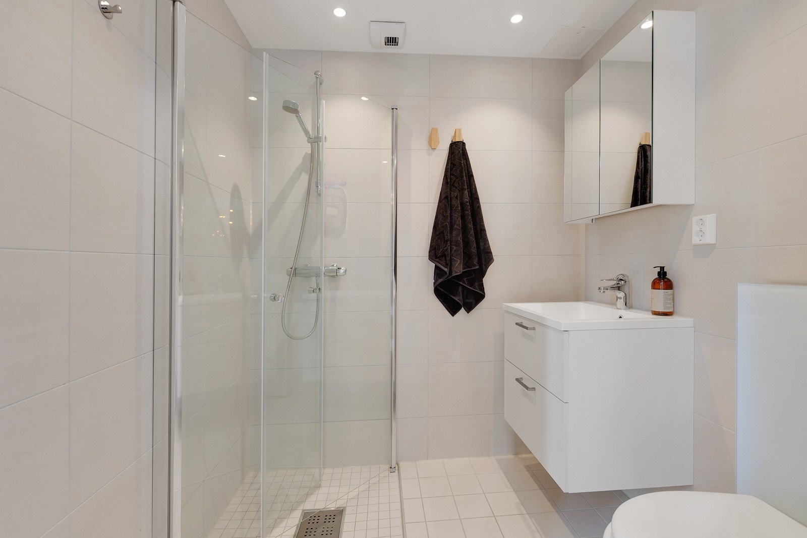 Leiligheten kan skilte med to moderne baderom. Galleribilde