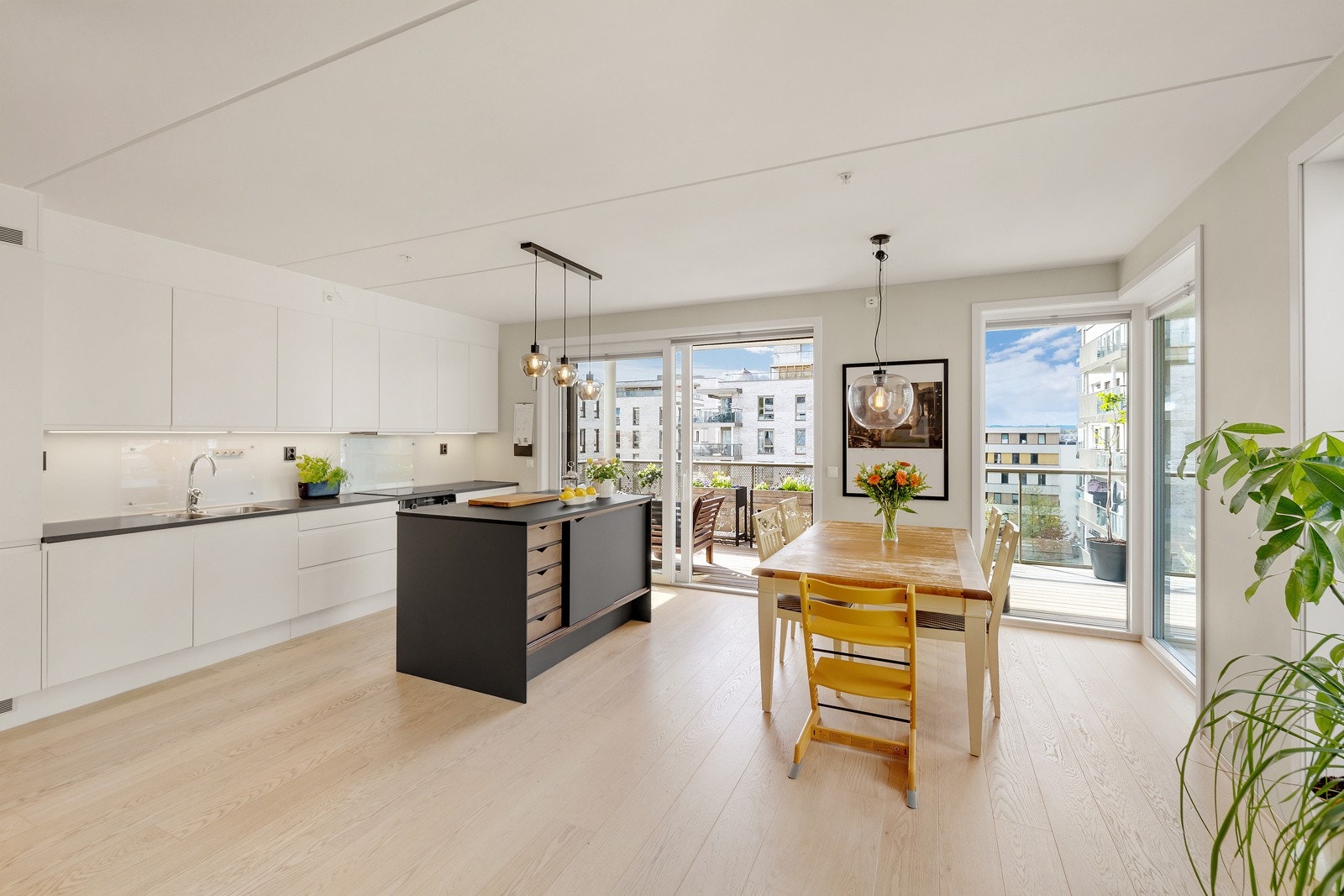 En stor, lys og innbydende 4-roms selveierleilighet i et nyere og moderne bygg fra 2020. Galleribilde