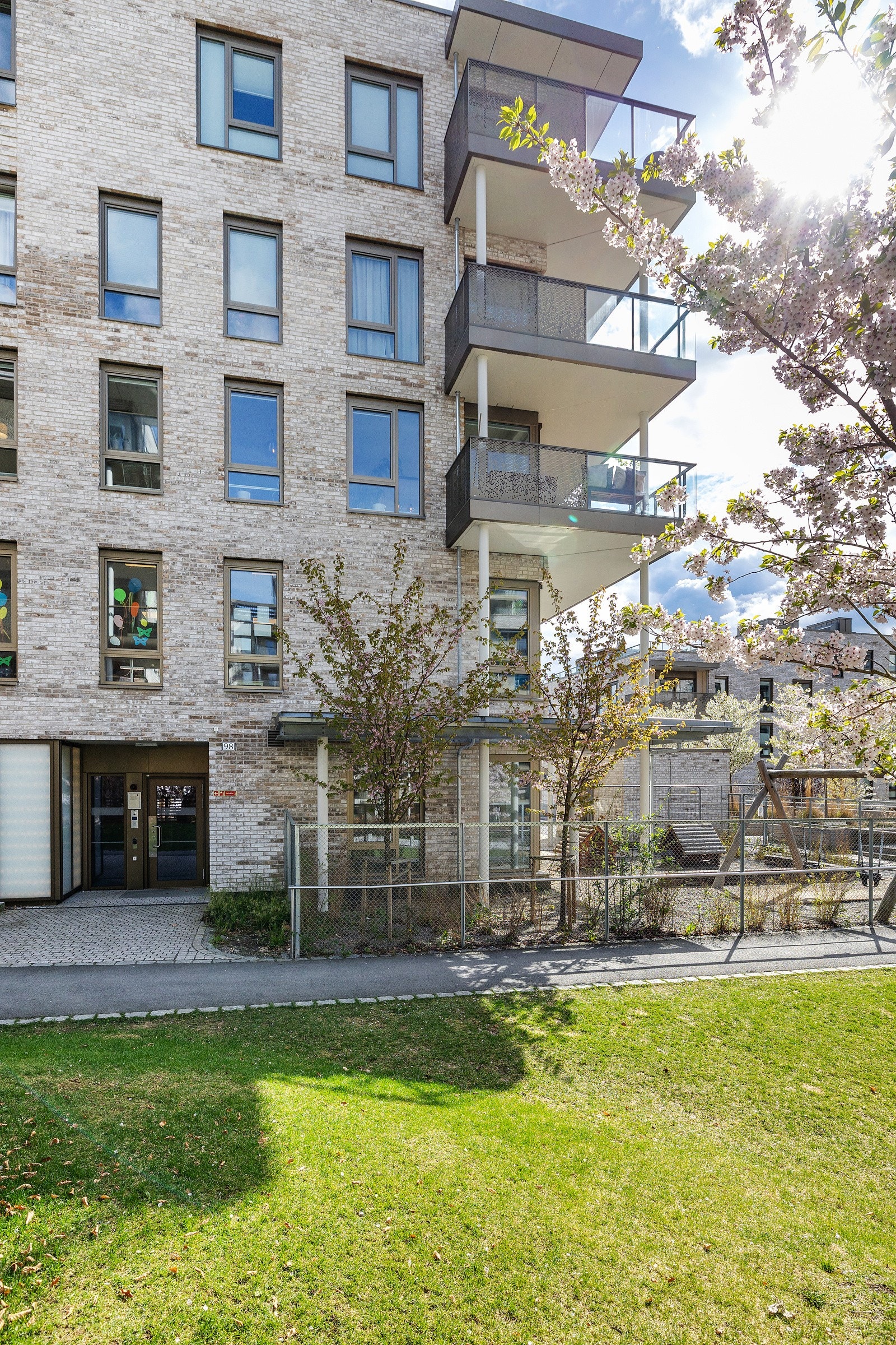 Tomten er fellesareal og er svært pent opparbeidet med grøntarealer, busker, trær og diverse beplantning. Galleribilde