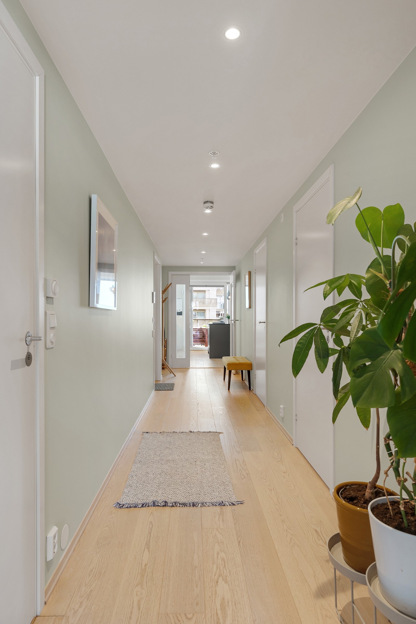 Du tar deg opp til leiligheten i byggets 3. etasje via felles trapperom med heisadkomst. Galleribilde