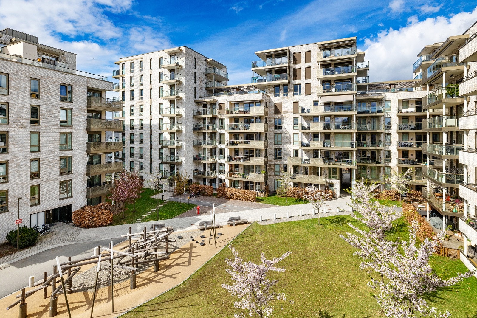 Bakhagen er pent opparbeidet med store grøntområder. Galleribilde
