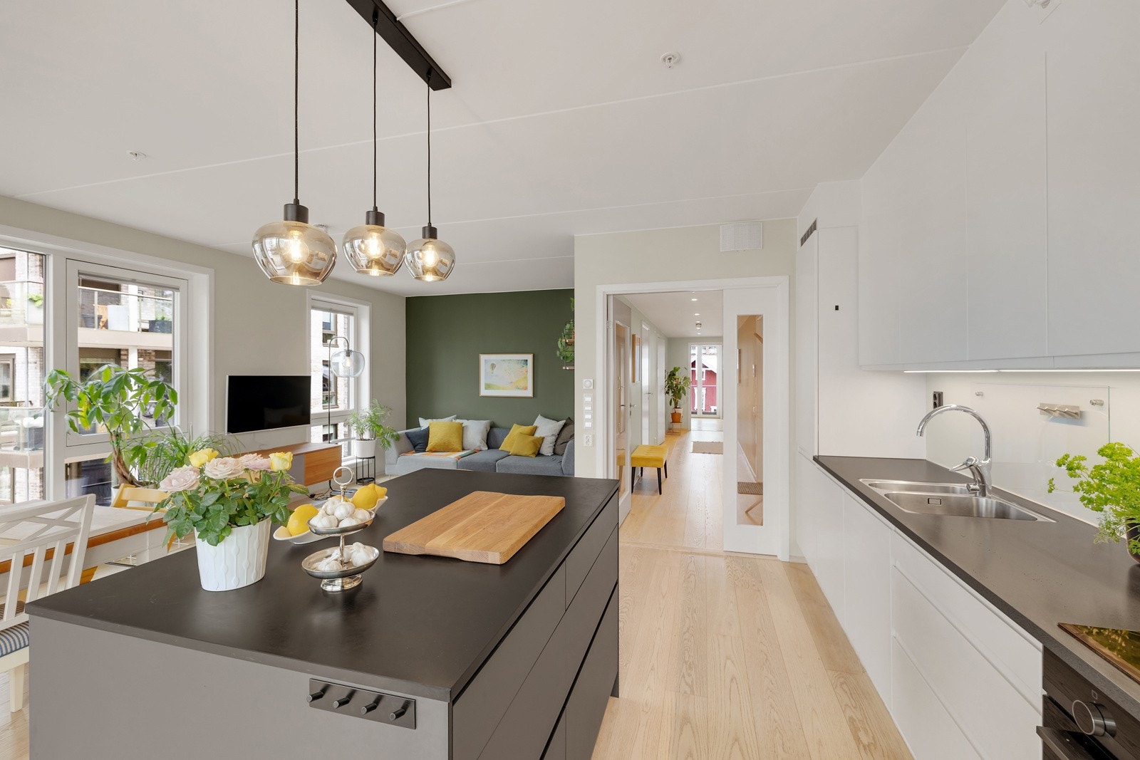 Praktisk kjøkkenøy som gir god lagringsplass og ekstra arbeidsflate. Galleribilde