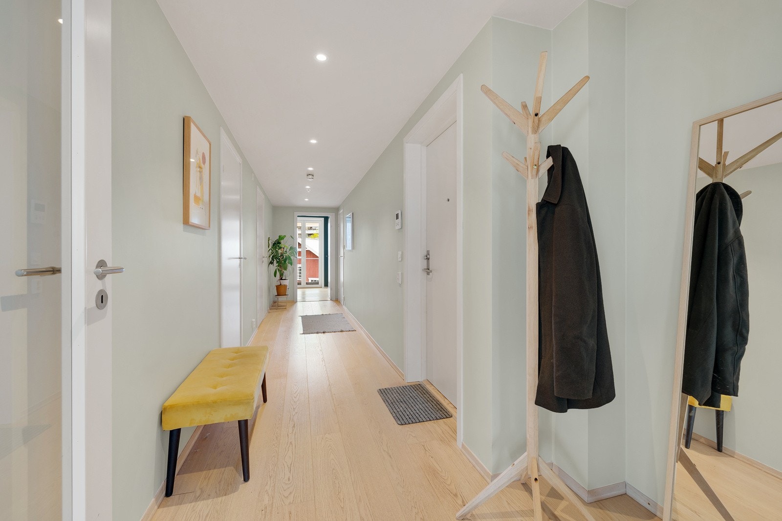 Når du entrer leiligheten får du umiddelbart et positivt inntrykk av den lyse og fine leiligheten med sin gode og moderne standard fra 2020. Galleribilde