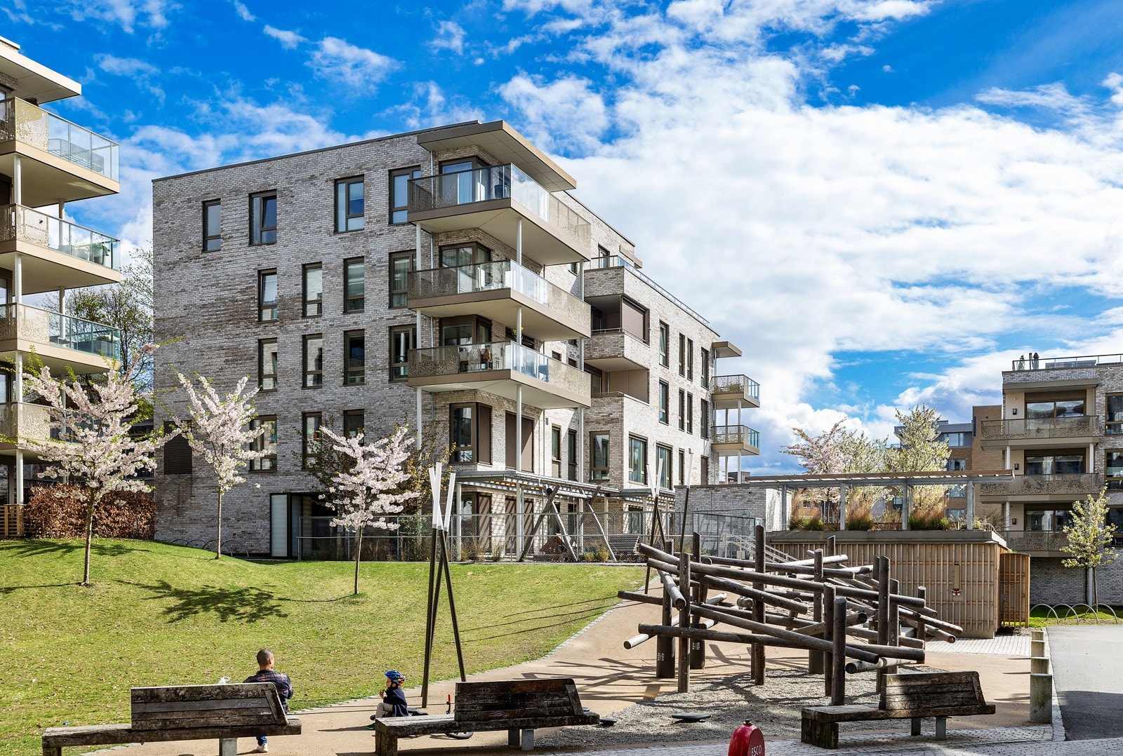 Flere hyggelige sittegrupper og lekeplass for de minste. Galleribilde