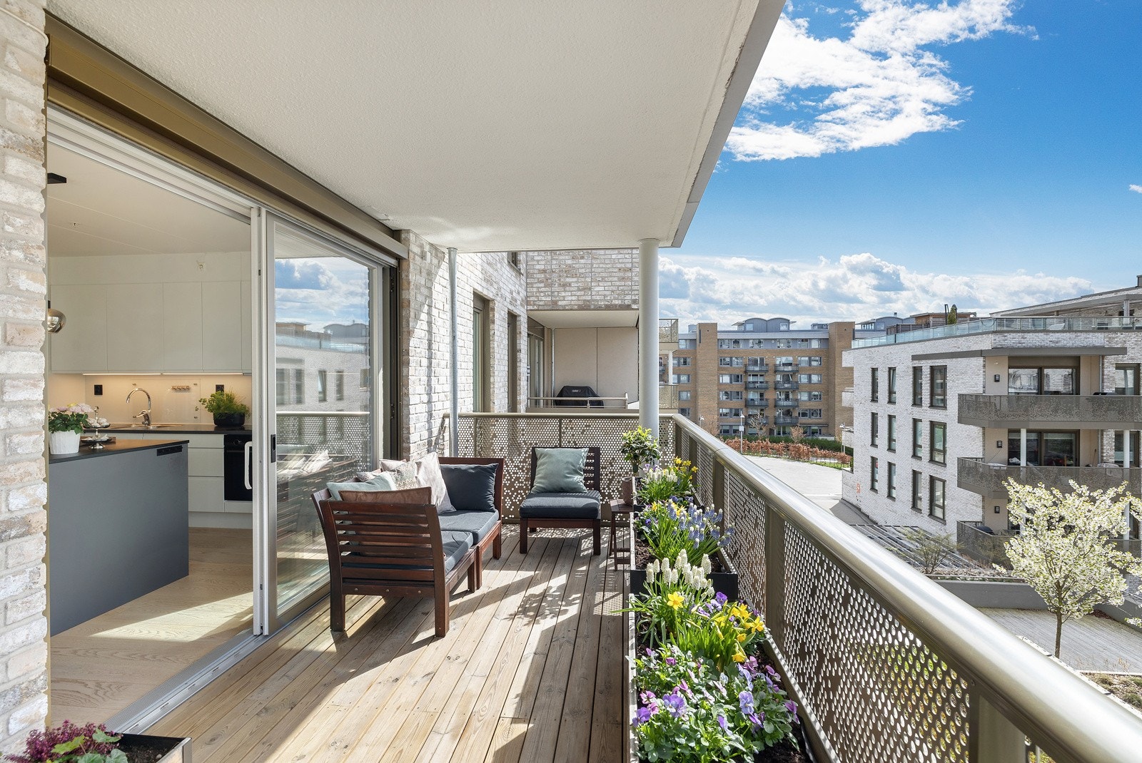 Beliggenheten mot sydvest sørger for gode solforhold. Dette er uten tvil en fin plass for lange og late sommerdager og -kvelder! Galleribilde