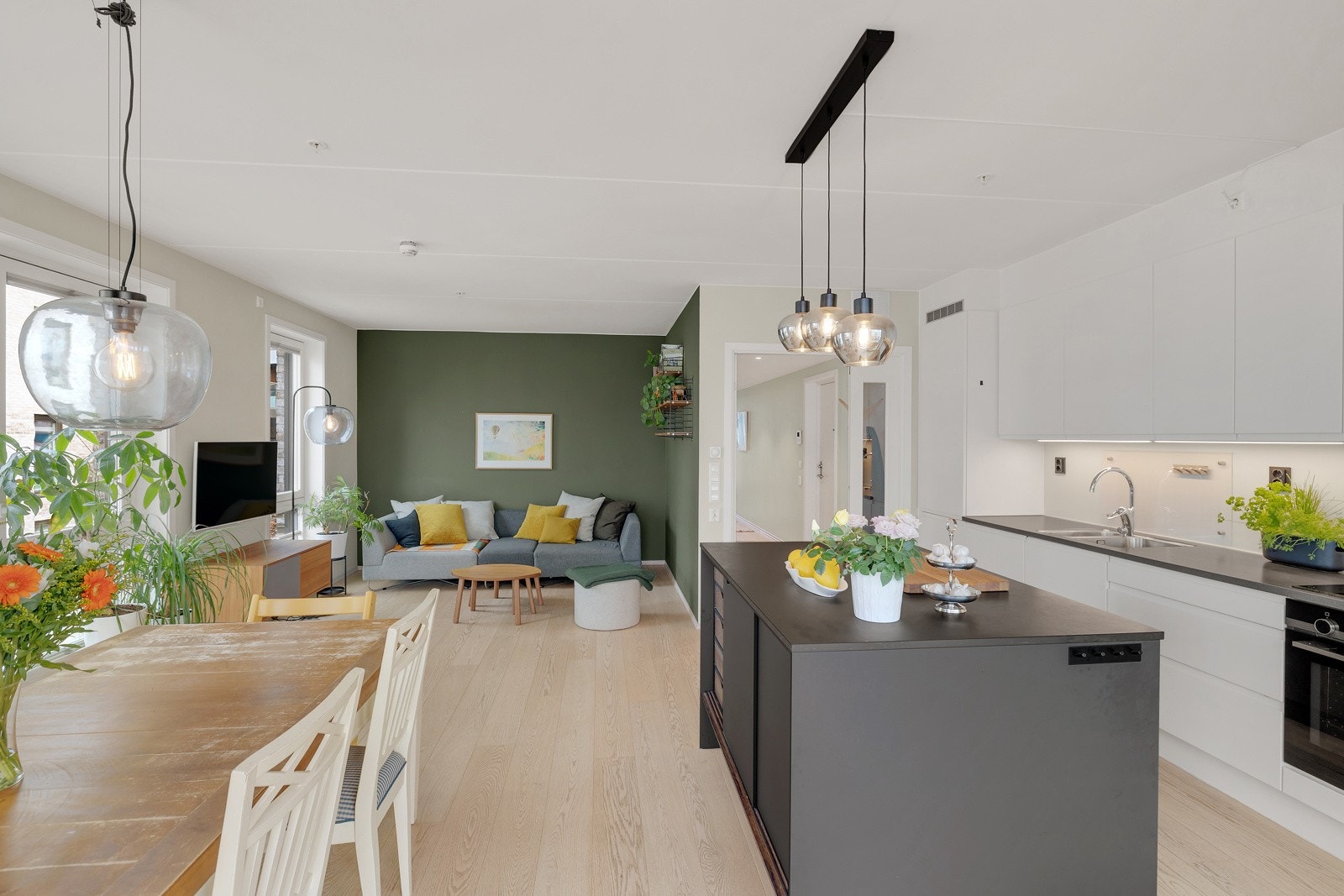 Kjøkkenet er fullt utstyrt med integrerte hvitevarer som medfølger i handelen. Galleribilde