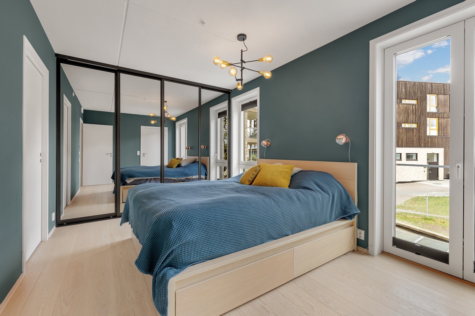 Leiligheten har et lyst og innbydende hovedsoverom som vender ut mot rolige fellesarealer uten biltrafikk. Galleribilde