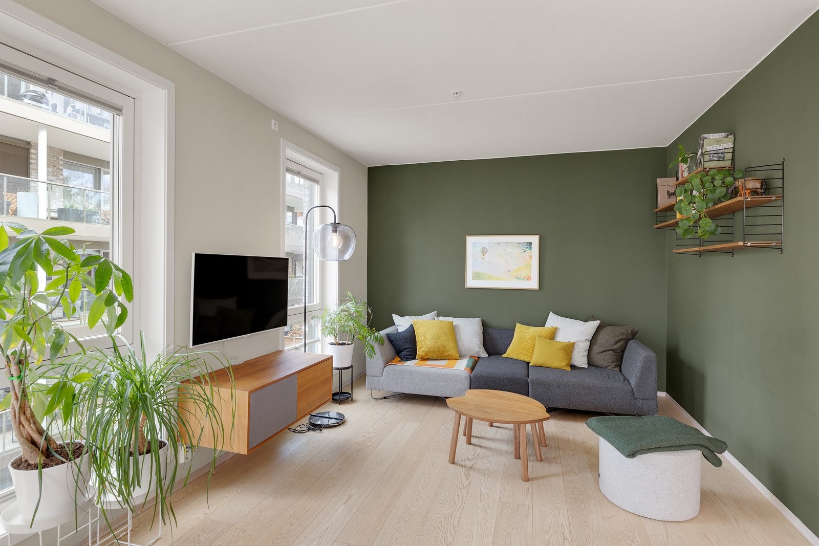 Stuen er enkel å møblere med god plass til sofagruppe, tv møblement og stort spisebord i tilknytning til kjøkkenet. Galleribilde