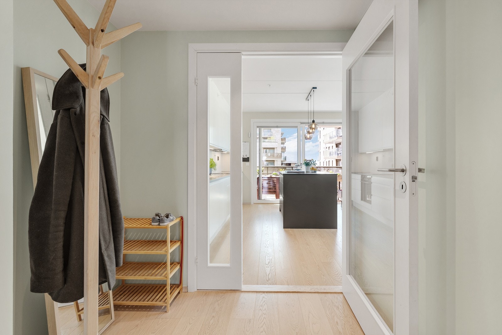 Du ønskes velkommen inn i en lys og innbydende entré av god størrelse. Galleribilde