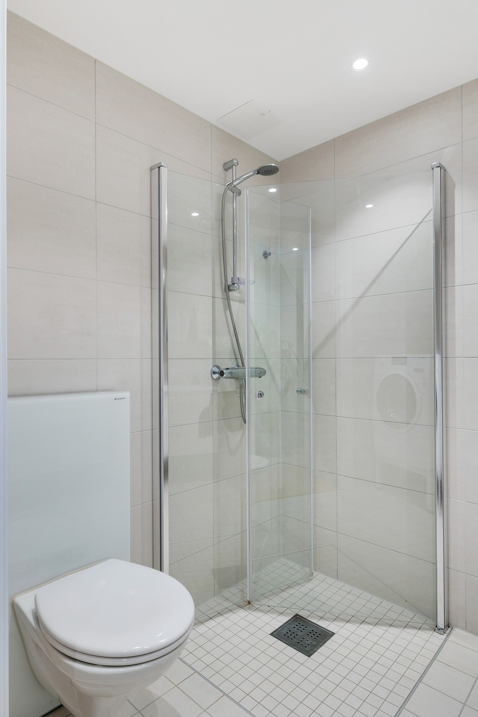 Baderommet er også utstyrt med dusjhjørne med innfellbare glassdører, samt vegghengt toalett. Galleribilde