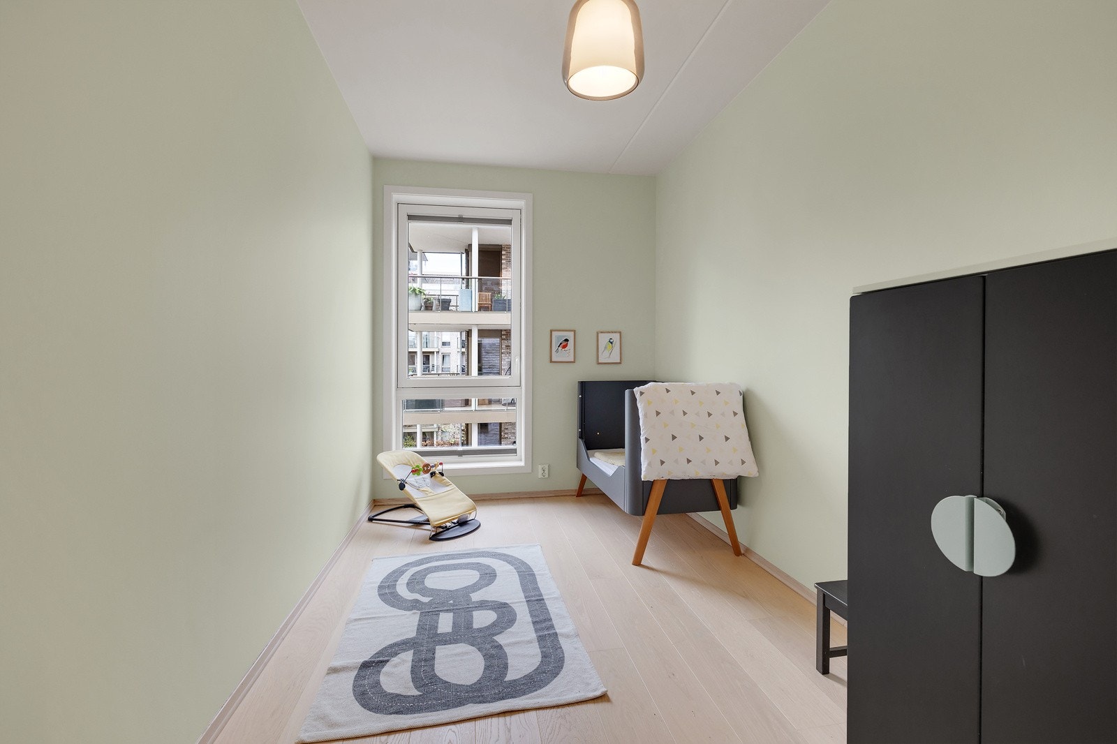 Soverommene har store vindusflater som gir gode lysforhold. Galleribilde