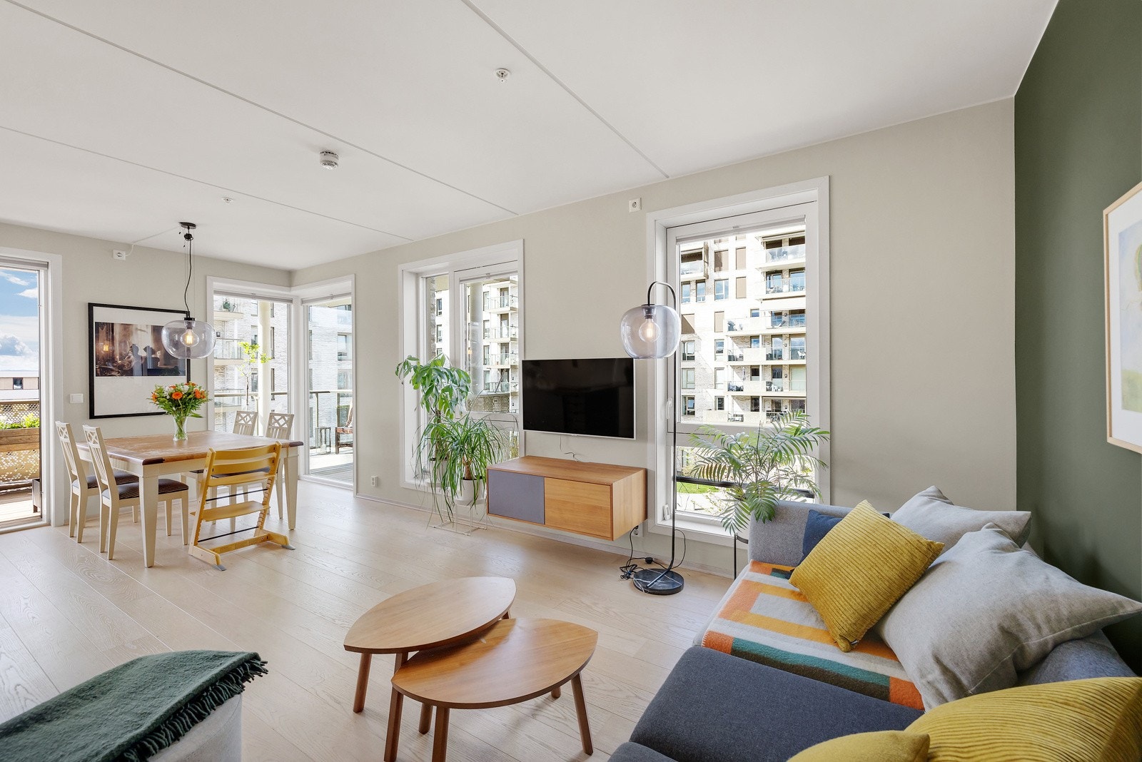 Stuen har god og moderne standard fra 2020 med lys enstavs parkett på gulv med vannbåren varme og glatte lysmalte overflater. Galleribilde