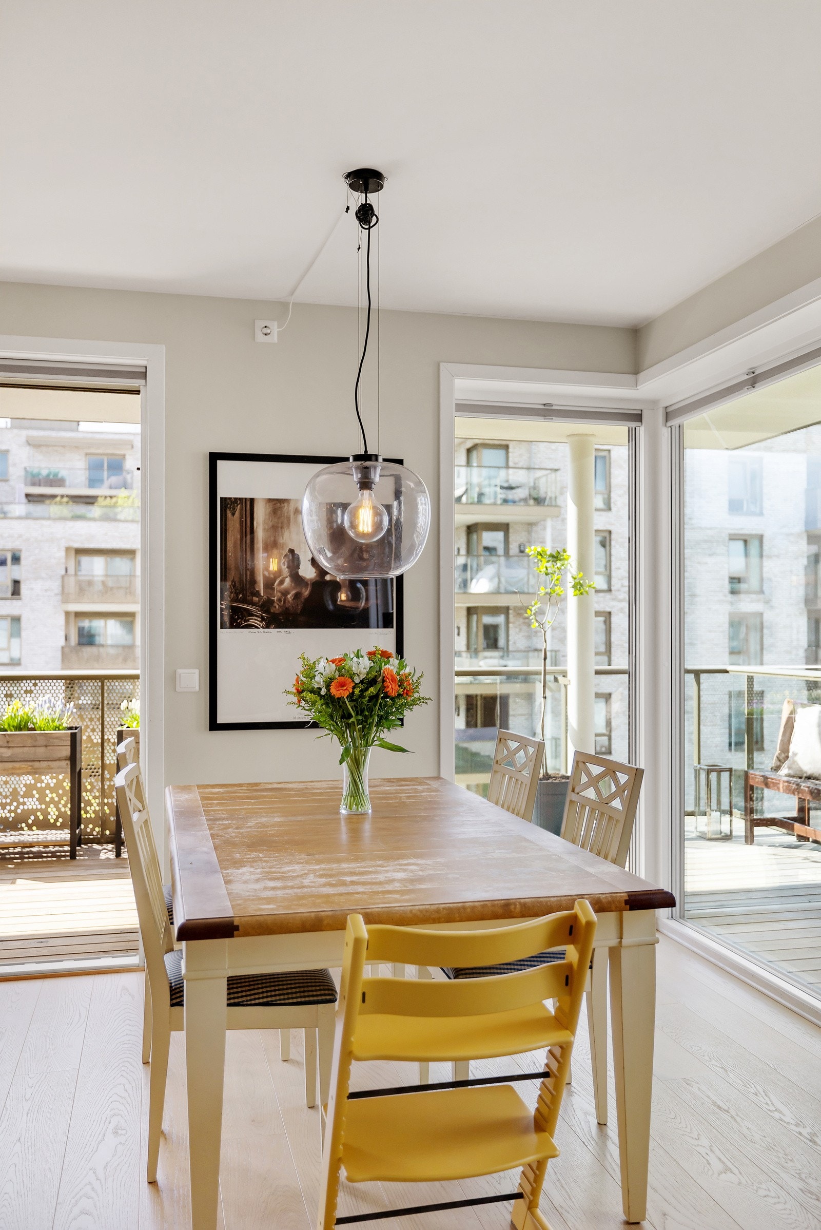 Det store spisebordet blir et naturlig samlingspunkt for familien. Galleribilde