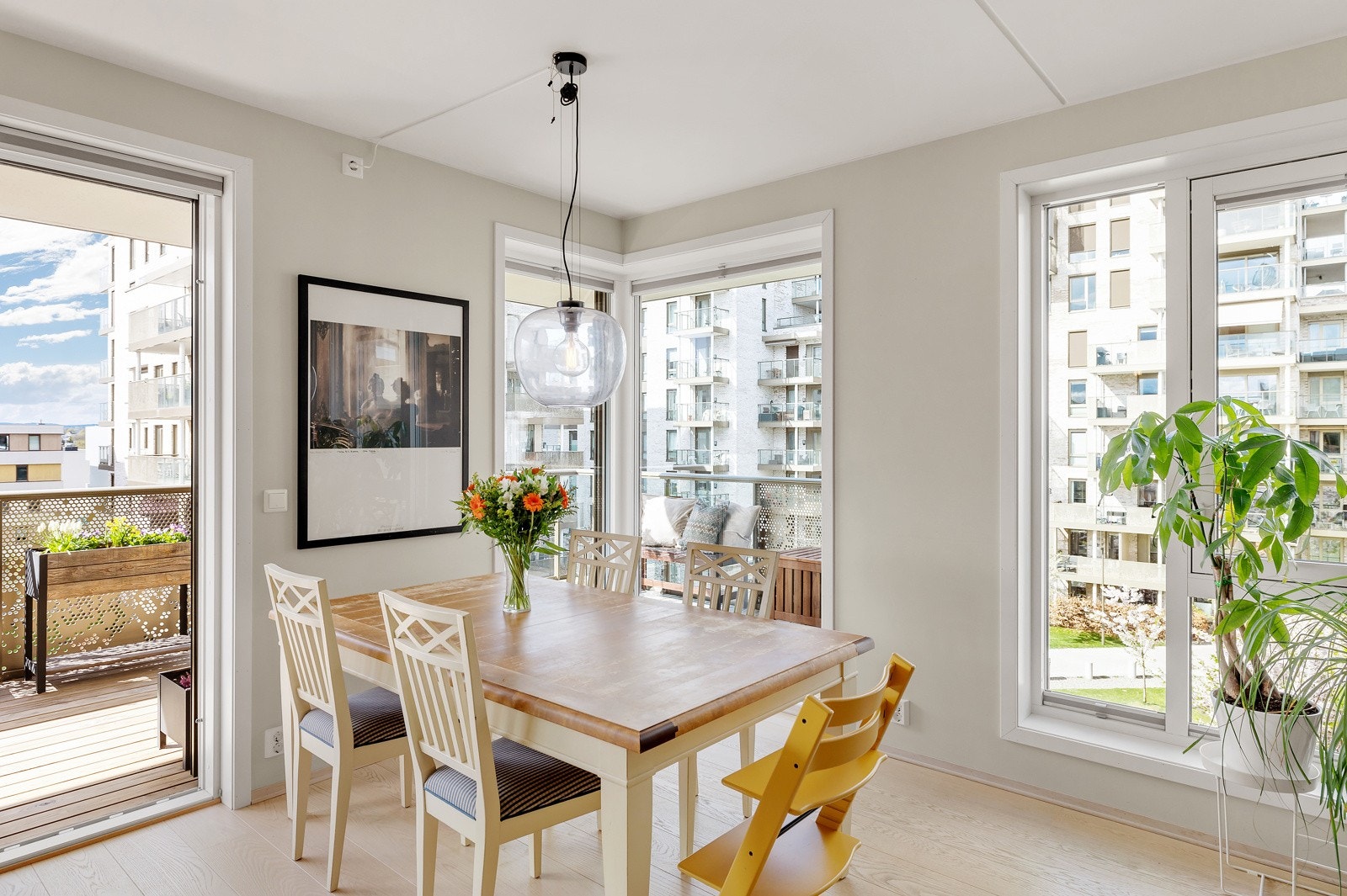 De store vindusflatene som strekker seg fra gulv til tak gir godt lysinnslipp fra to sider. Galleribilde