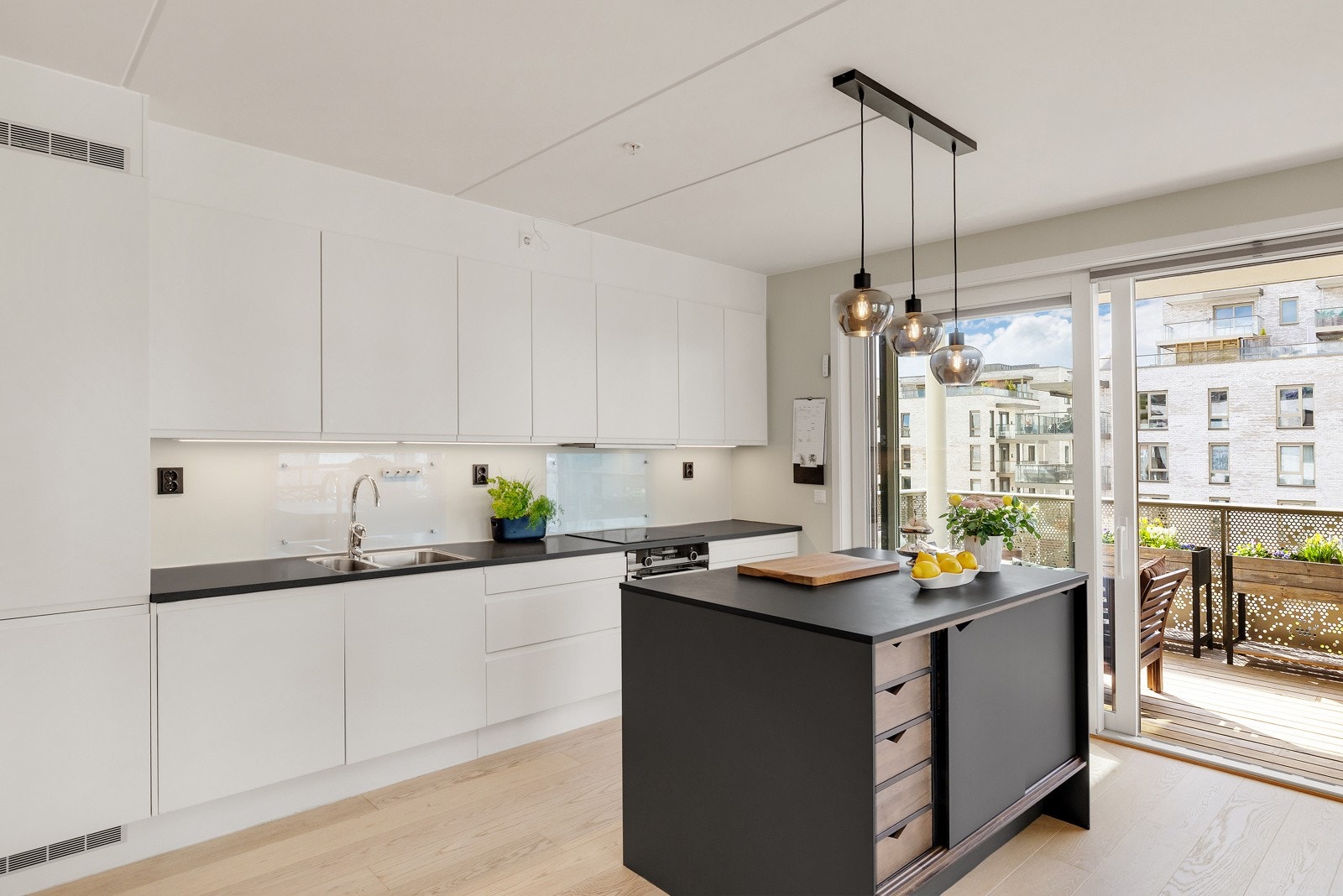 Kjøkkenet ligger i en fin, sosial og åpen løsning med stuen. Galleribilde