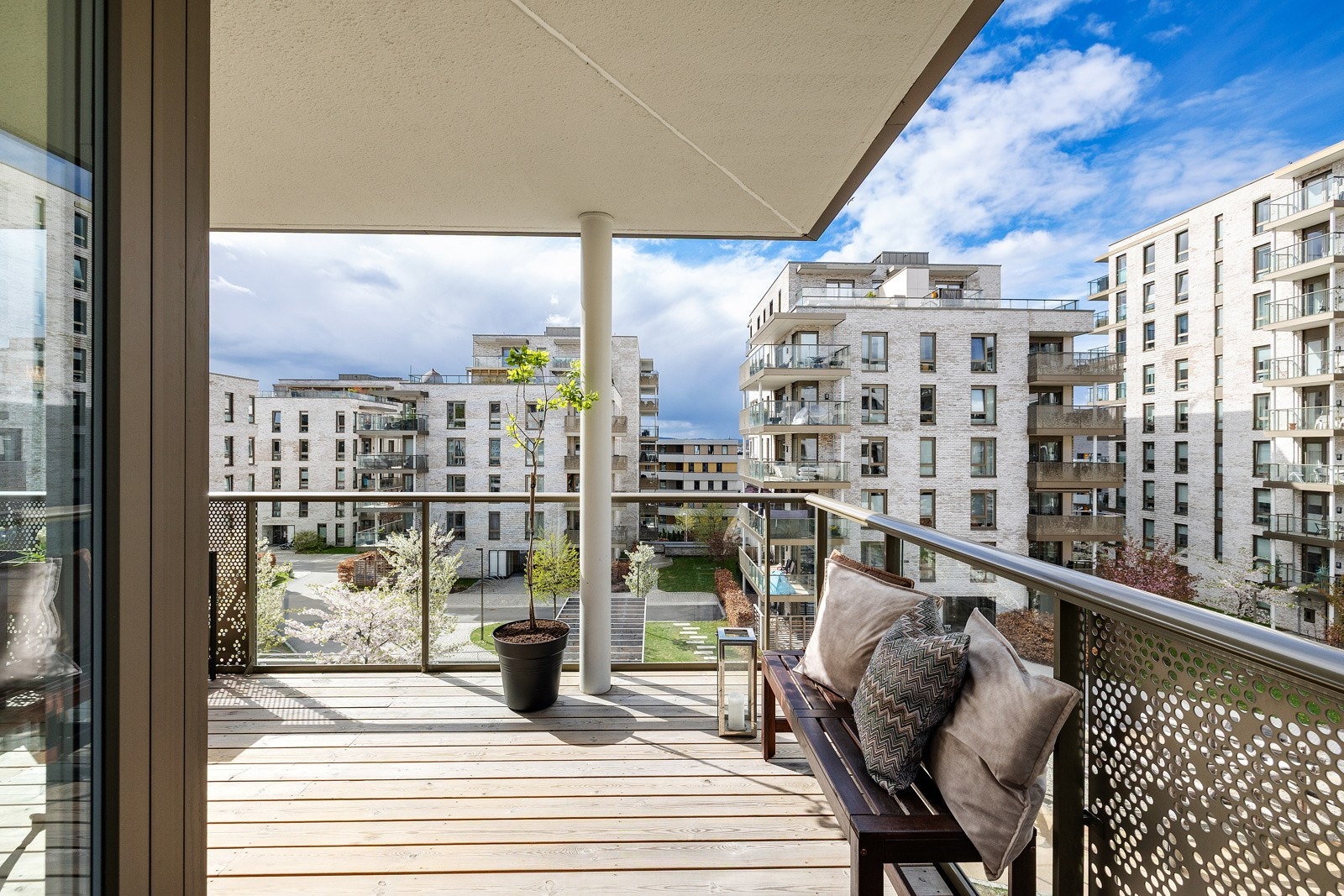 Balkongen strekker seg rundt hjørnet som gjør at man kan dele opp balkongen i soner. Galleribilde