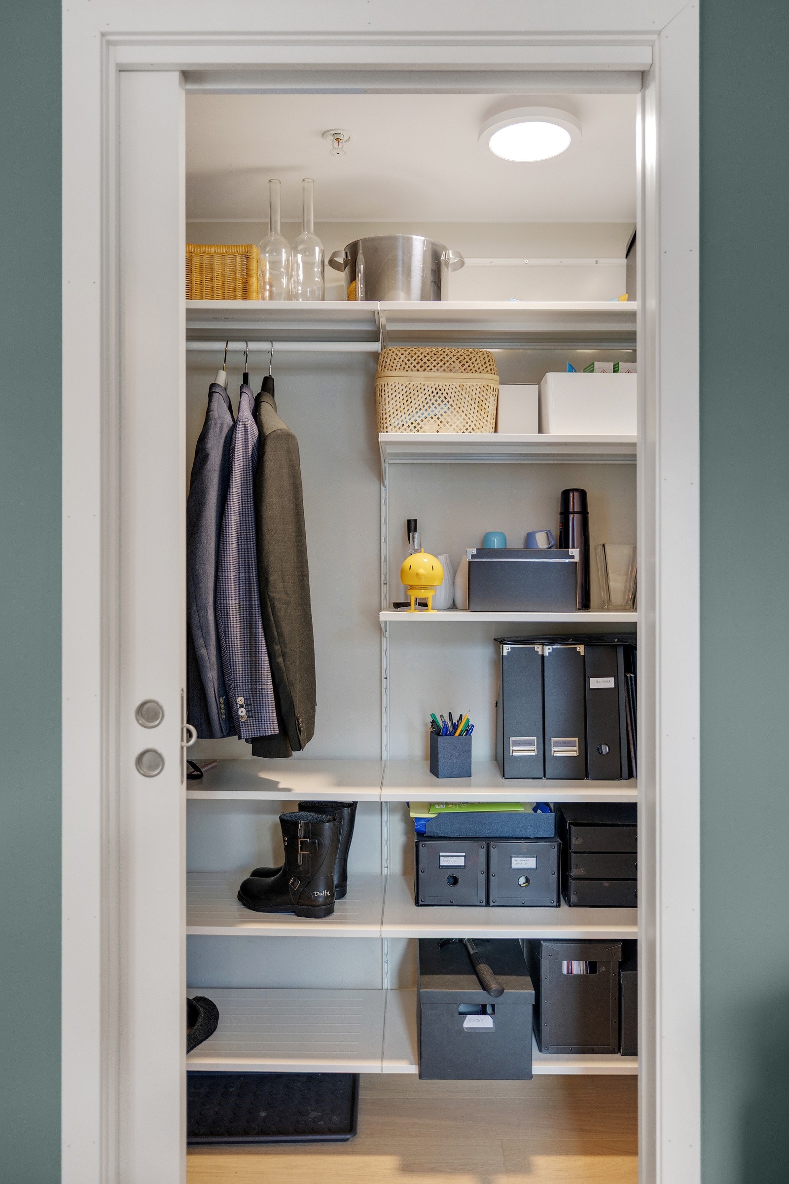 Walk-in garderobe med inngang fra soverommet. Galleribilde