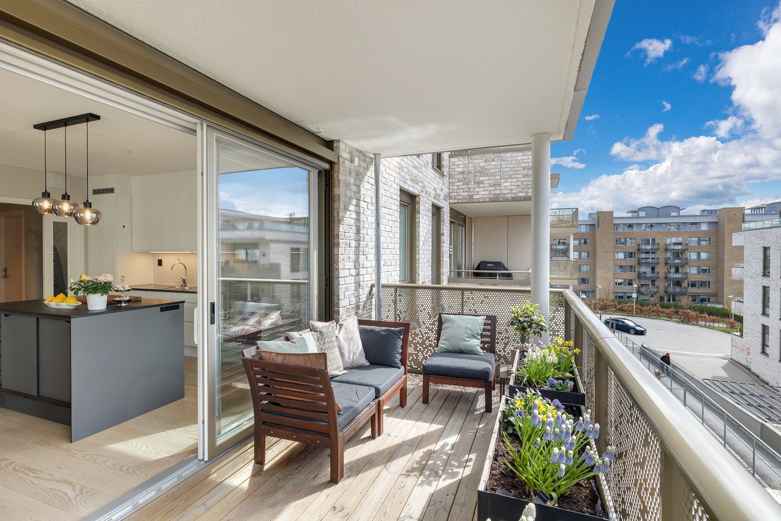 Fra stuen/kjøkkenet har du utgang til en flott og solrik sydvestvendt balkong på 20 m2. Galleribilde