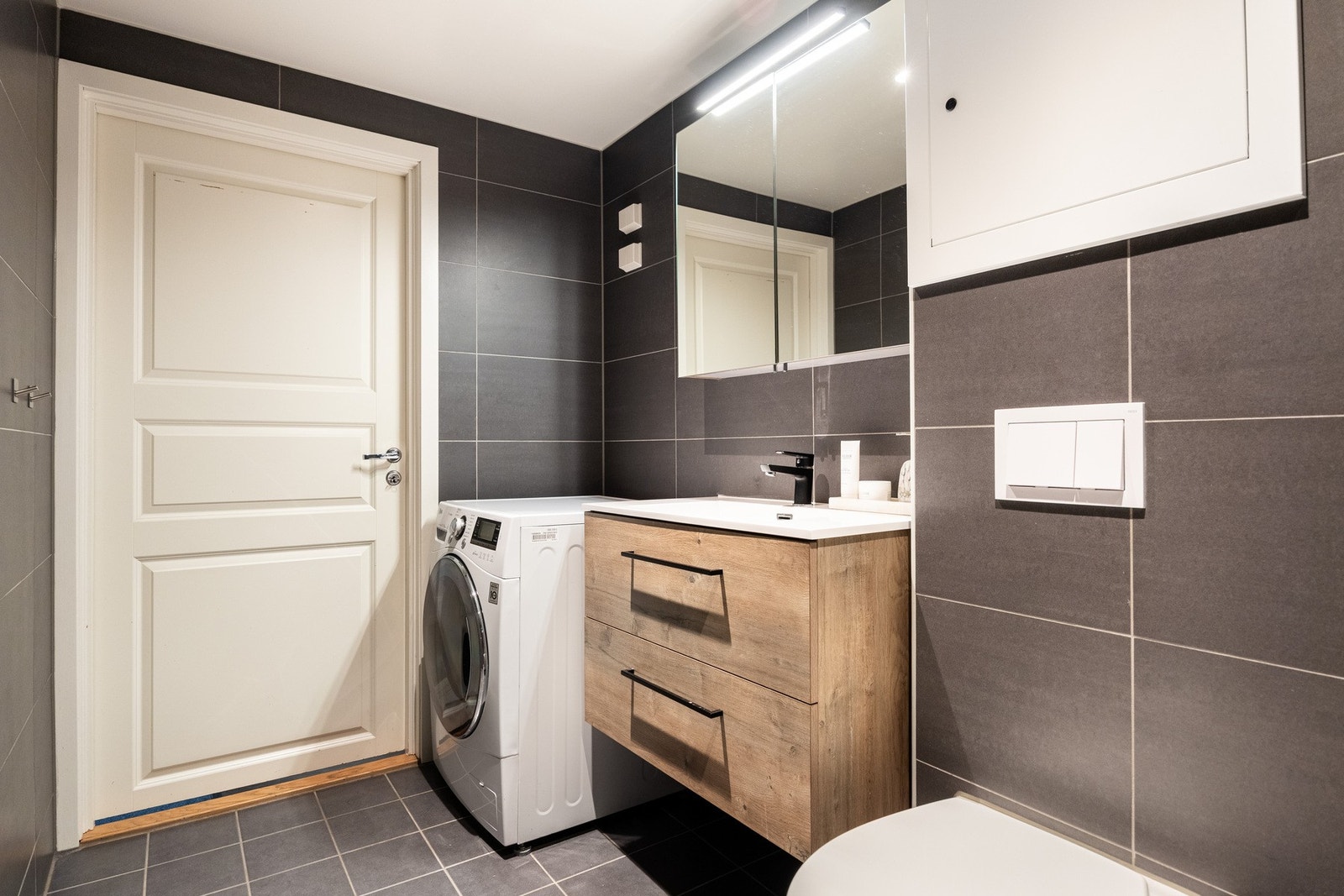 Badet har varmekabler i gulv og nedsenket himling med downlights. Galleribilde
