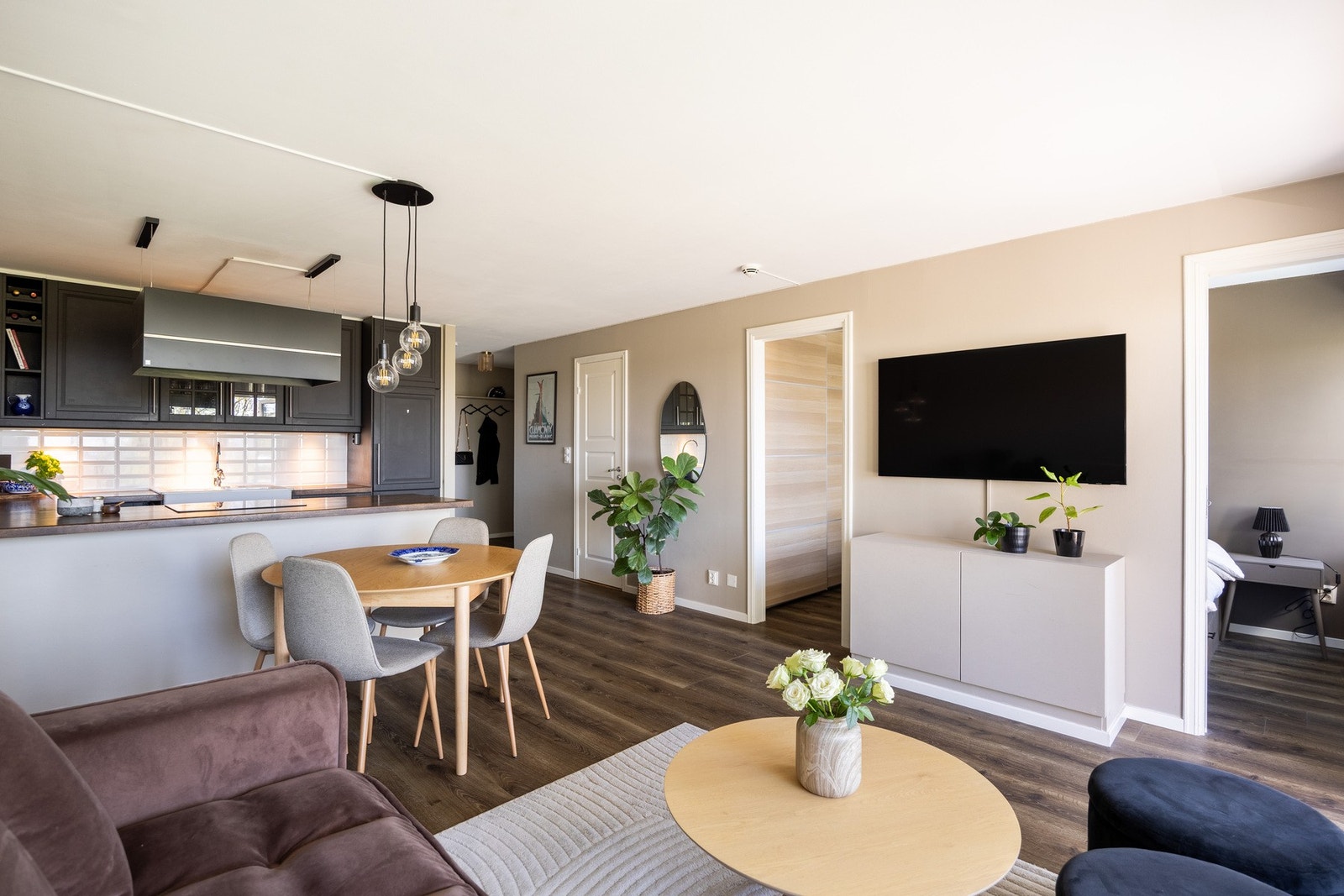 Stuen og kjøkkenet ligger i en sosial åpen løsning, som gjør at man får et stort allrom med plass for både familie og venner. Galleribilde