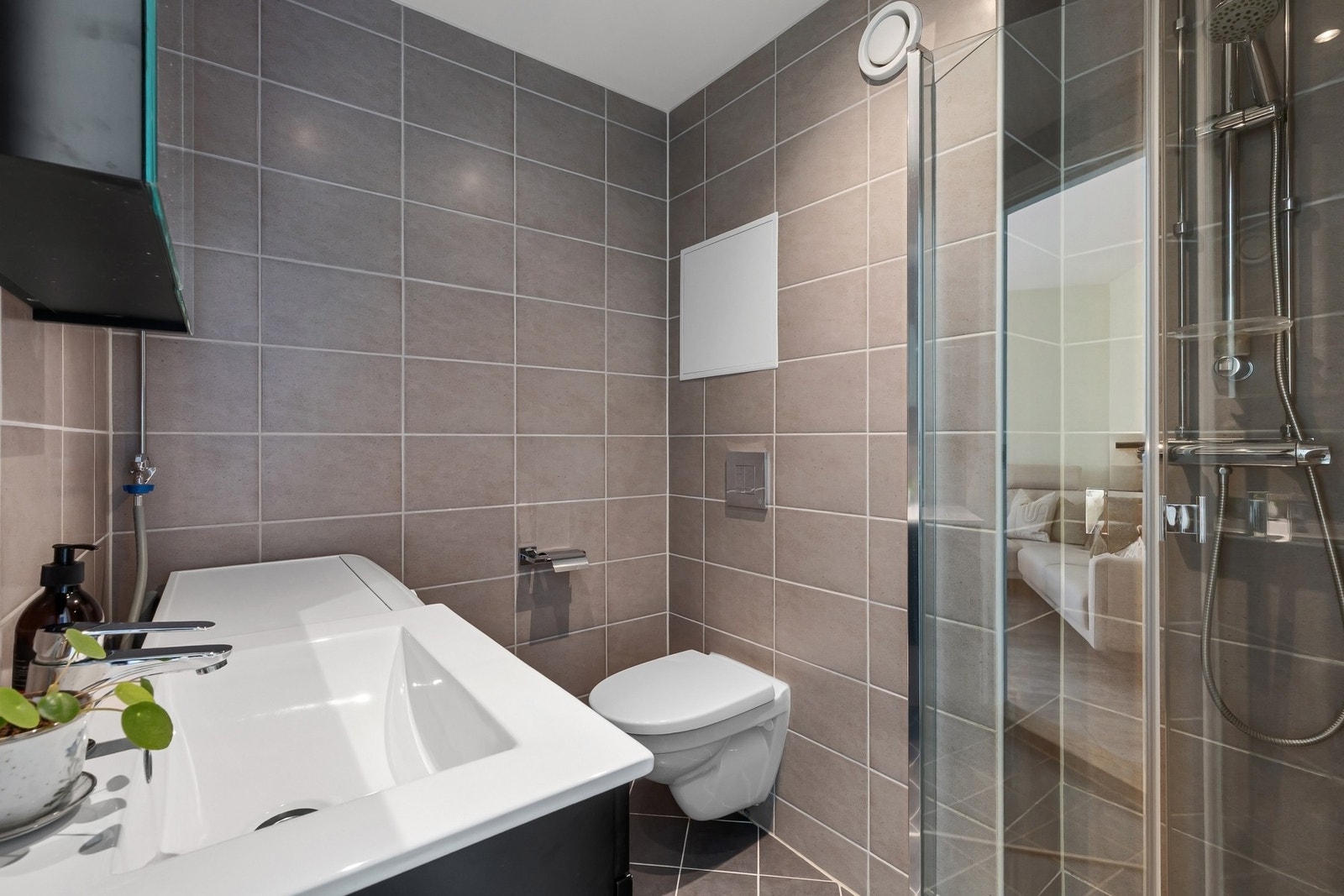 Lekkert baderom fra 2018 pusset opp i regi av borettslaget. Det er flislagte overflater og varme i gulv. Galleribilde