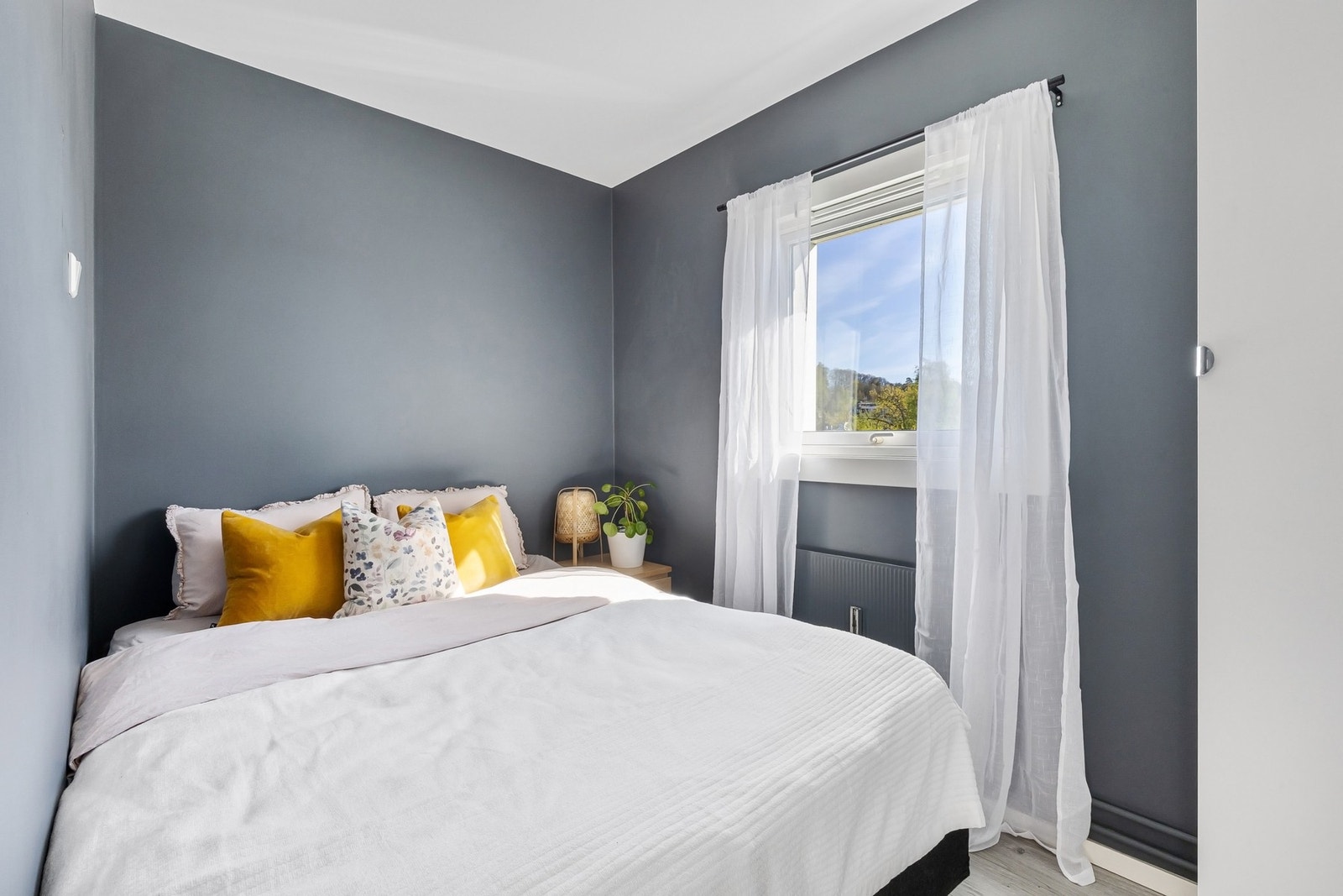 Her er det plass til dobbeltseng, nattbord og garderobeskap for oppbevaring. Galleribilde