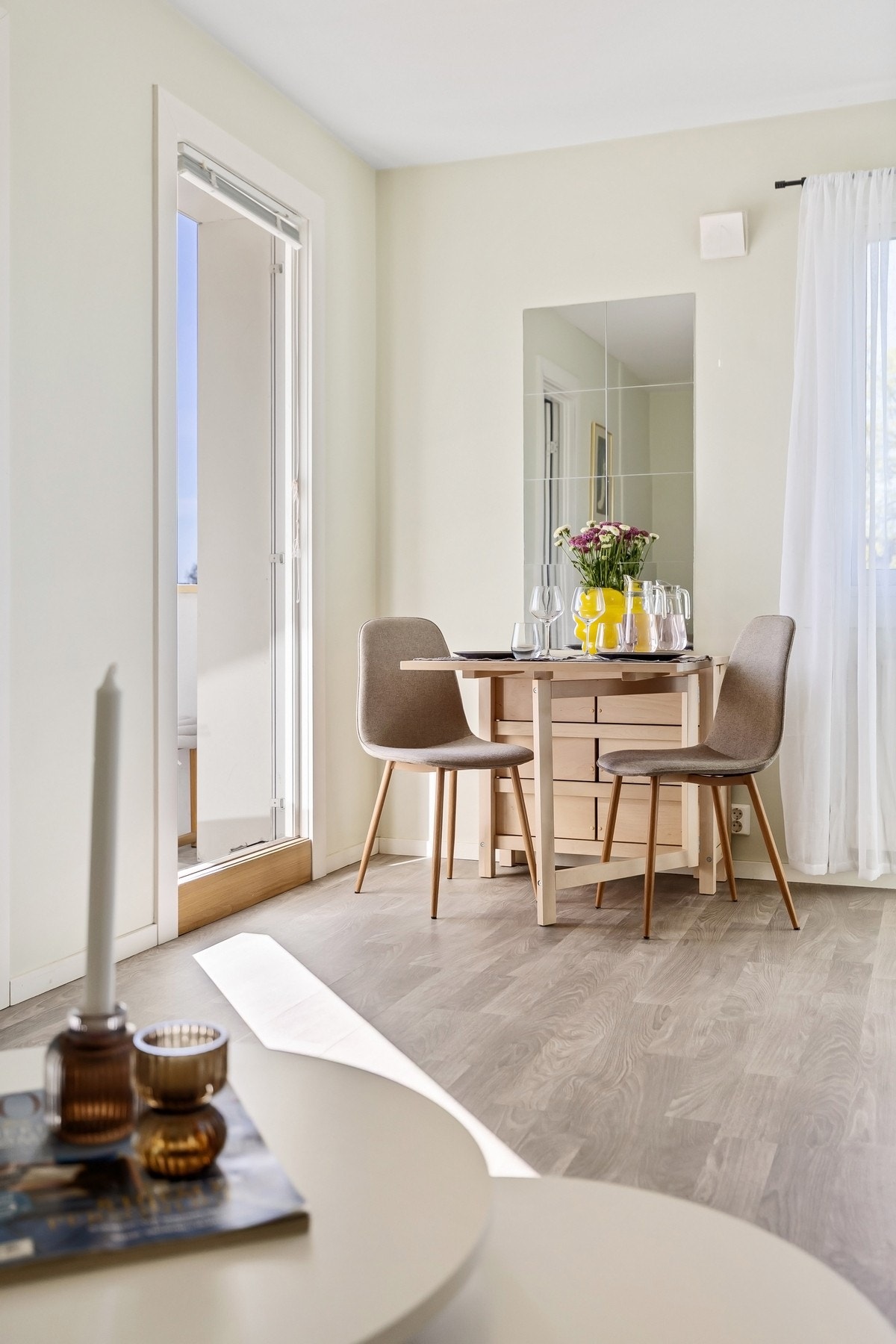 Spisebordet får sin naturlige plass ved balkondøren. Gled deg til å invitere venner og familie til den første middagen i nytt hjem! Galleribilde