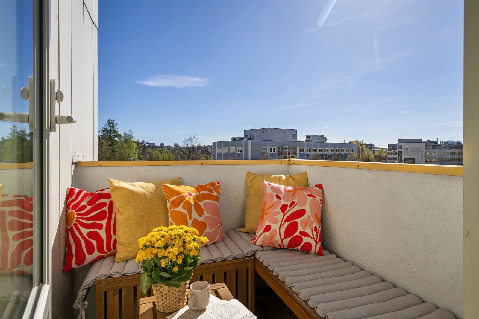 Balkongen har fantastiske solforhold til sent på kveld, så her vil du garantert tilbringe mye tid! Galleribilde