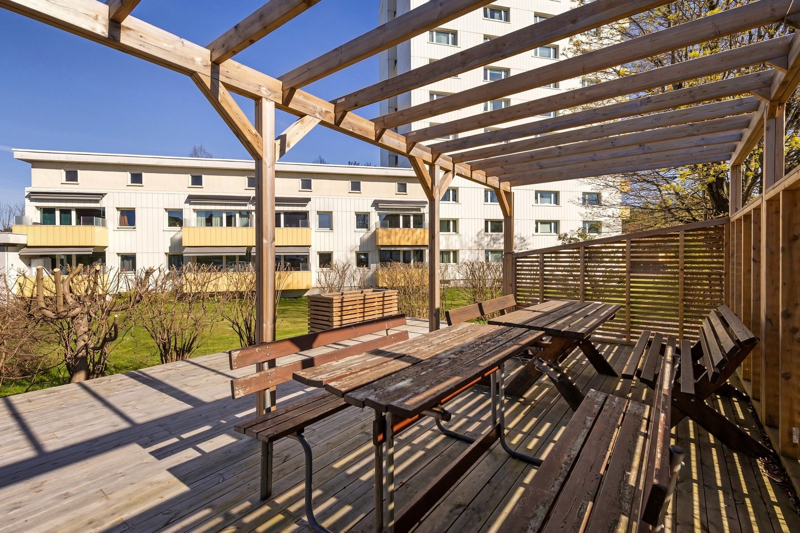 Utendørs har borettslaget fine fellesområder med platting og pergola. Galleribilde