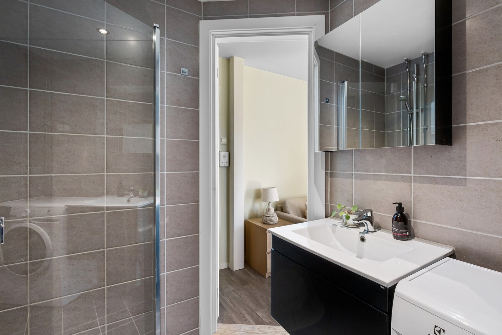 Det er opplegg for vaskemaskin ved siden av servanten. Galleribilde