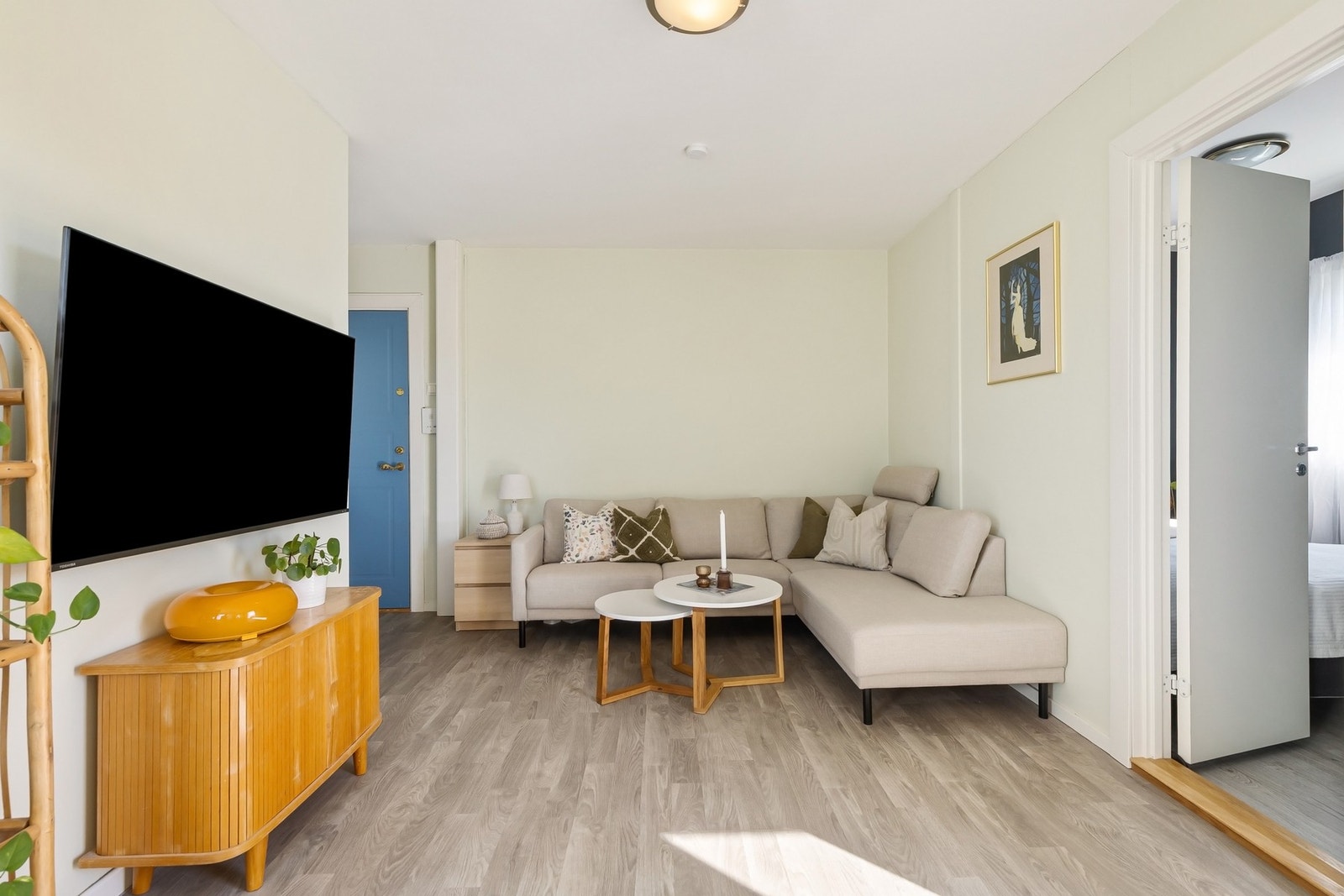 God plass til stor sofagruppe og tv på veggen. Galleribilde