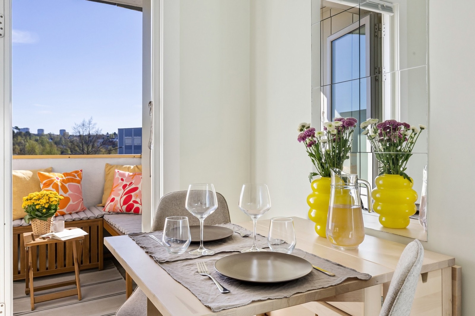 Høyt og fritt i byggets 4. etasje - dette gir god utsikt over ditt nye nabolag. Galleribilde