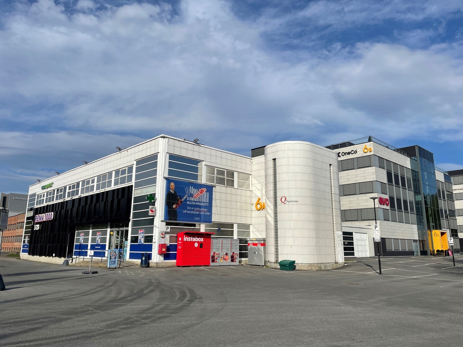 Rett over veien ligger Rema1000 med post i butikk, Evo Teisen og apotek. Galleribilde