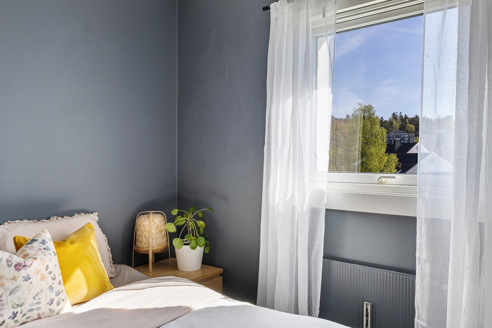 Soverom med mye lys! Flott fargepalett og radiator for oppvarming. Galleribilde