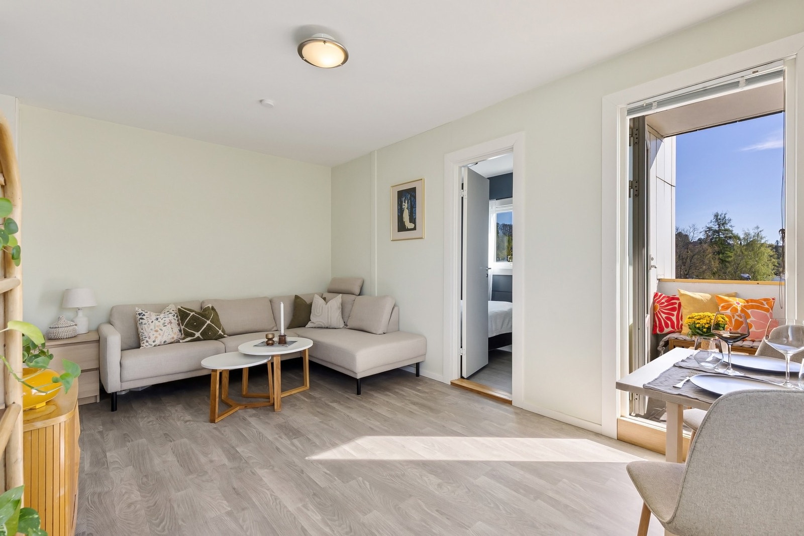 Gulvet er lagt med laminat og takhøyden er målt til ca. 2,5m. Galleribilde