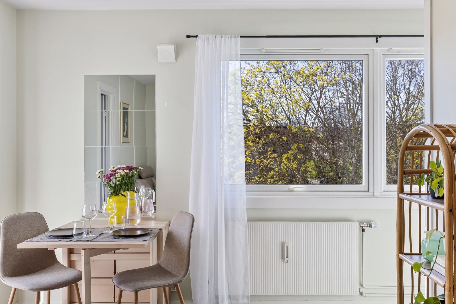 Det er meget gode lysforhold fra de store vinduene. Galleribilde