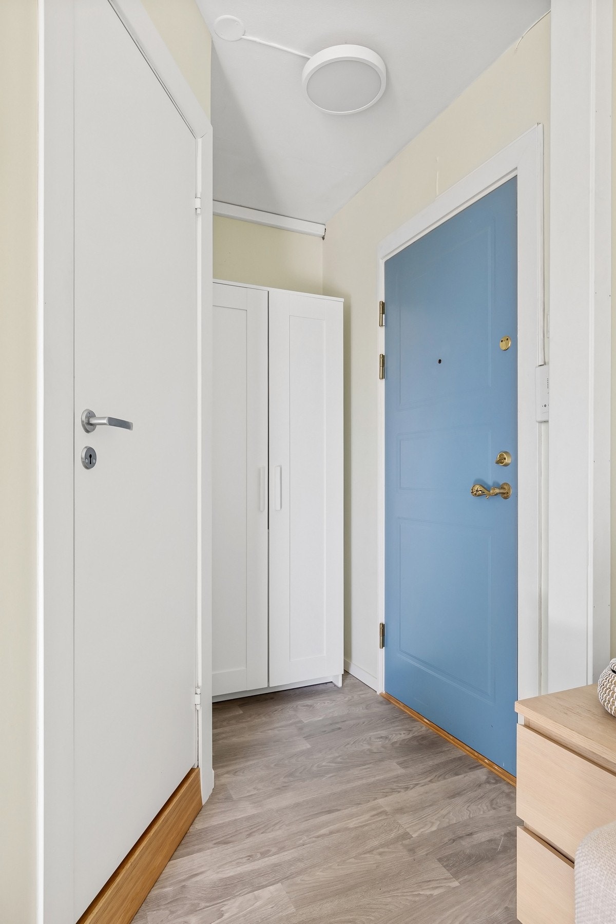 Plassen er maksimalt utnyttet med god lagringsplass i entréen. Galleribilde