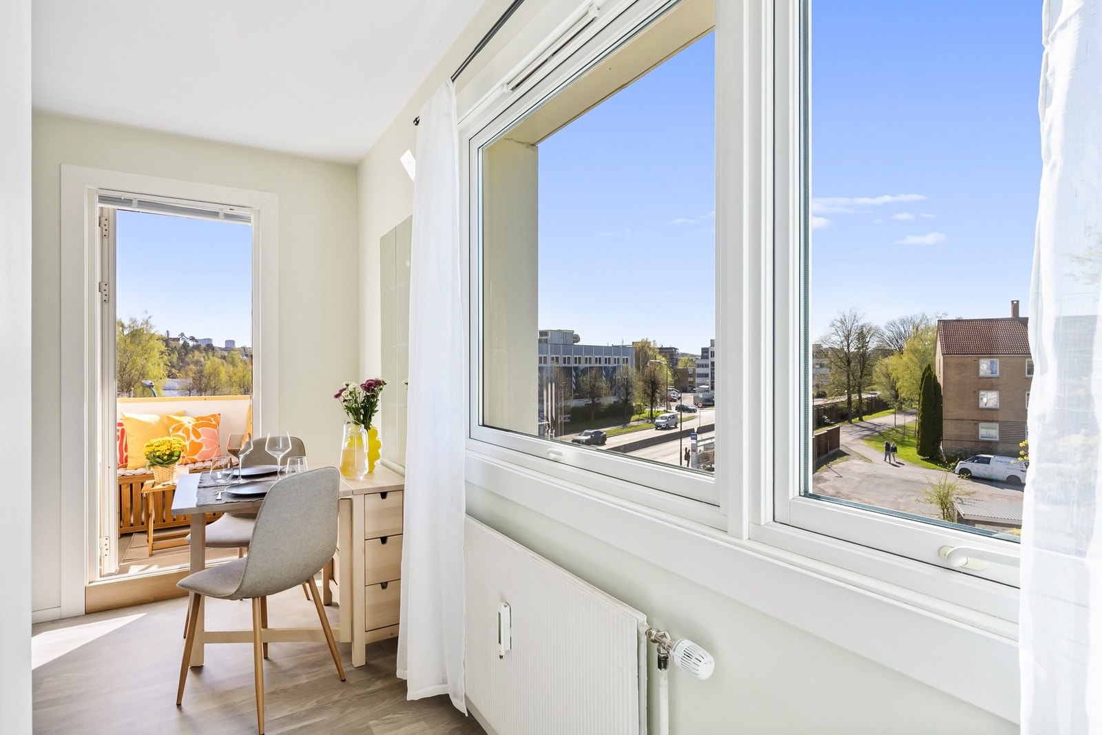 Leiligheten varmes opp via radiatorer tilknyttet fellesanlegg. Både fyring og varmtvann er inkludert i felleskostnadene. Galleribilde