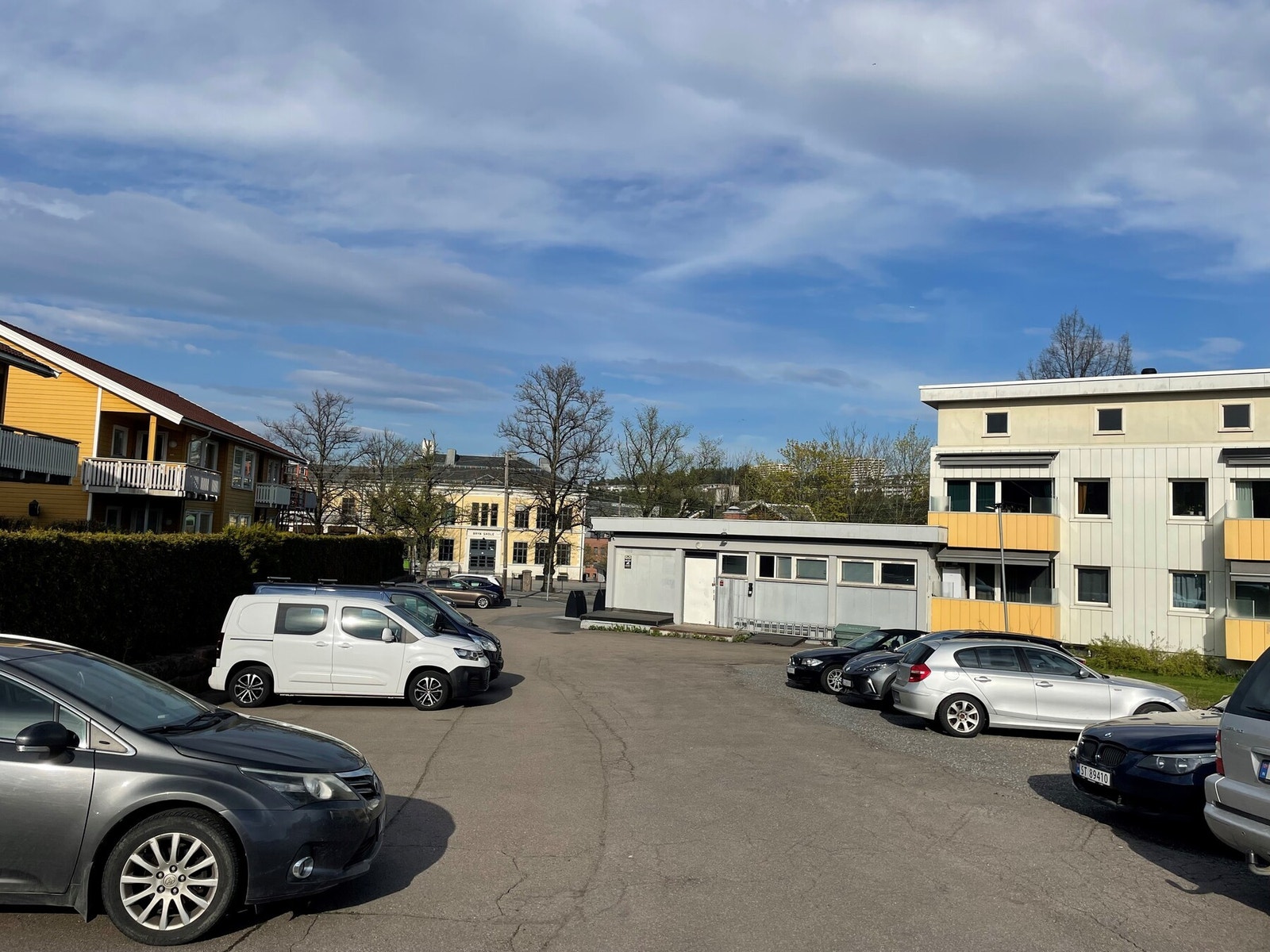 På baksiden av bygget er det parkering på felles parkeringsplass med lademulighet. Galleribilde