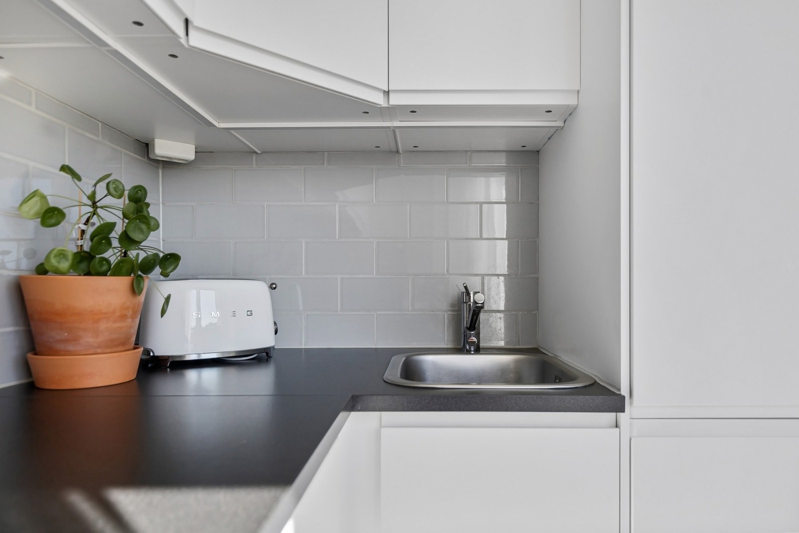 Benkeplaten er av laminat og det er god lagringsplass i takhøye skap. Galleribilde