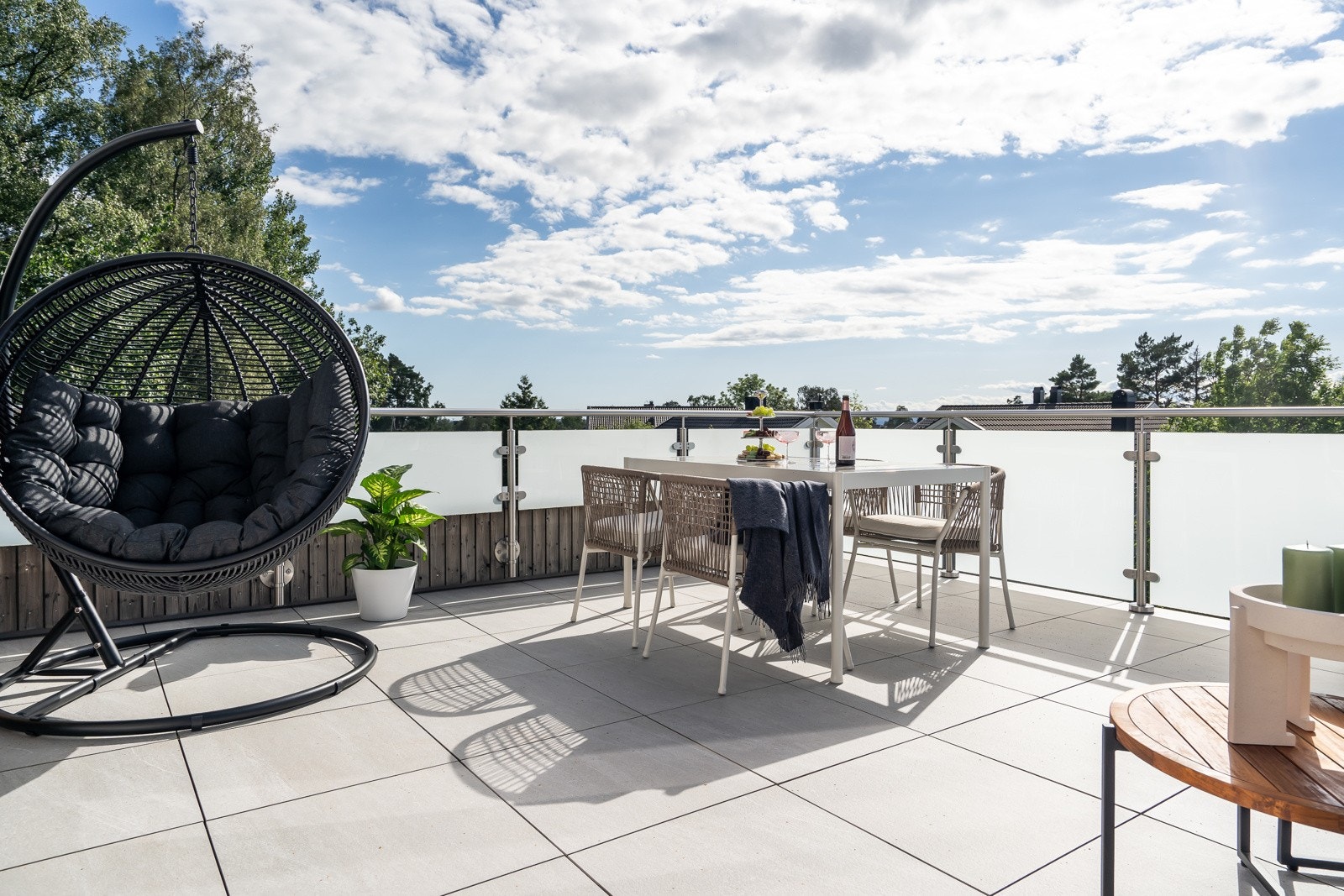 Velkommen til Hellinga 11A - Presentert av Privatmegleren Park ved Christian Falkenberg. Boligen har en eksklusiv terrasse på 26 kvm - man bor nesten her ute i sommerhalvåret! Galleribilde