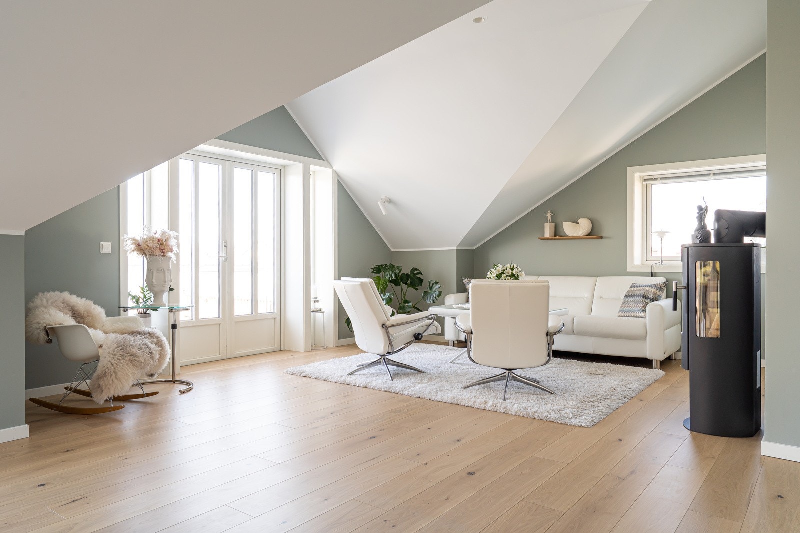 Stuerommet har en funksjonell planløsning hvor man enkelt kan dele inn i hyggelige soner. Gjennomgående i boligen er det store vindusflater som gir rikelig med naturlig lysinnslipp. Galleribilde