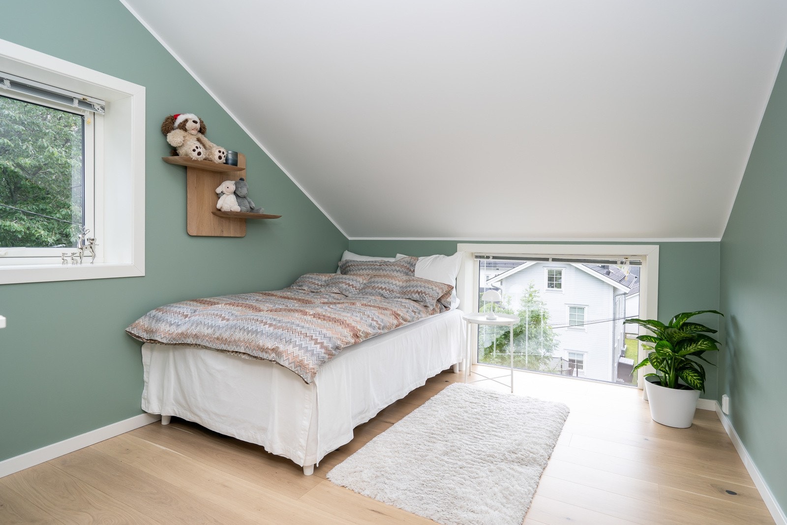 Romslig soverom ll med god plass til dobbeltseng og annet møblement. Galleribilde