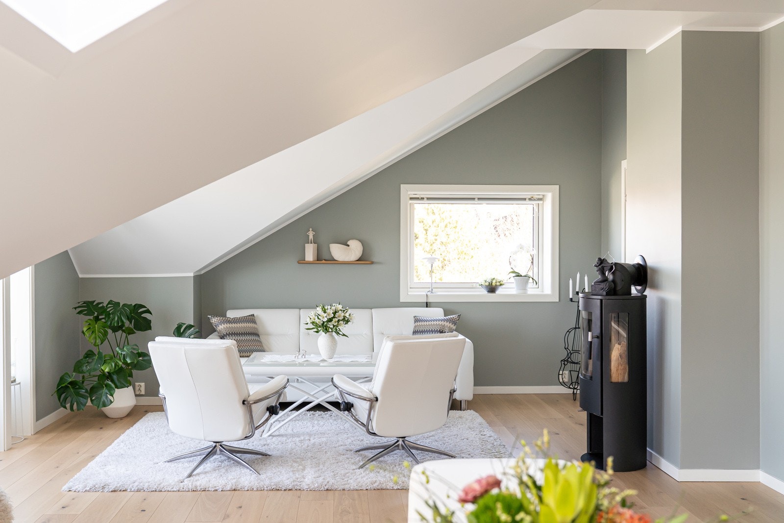 Det er god plass til sofagruppe i stuen. Her er det utsmykket med en åpen peisovn som gir en lun og varm atmosfære i rommet. Galleribilde