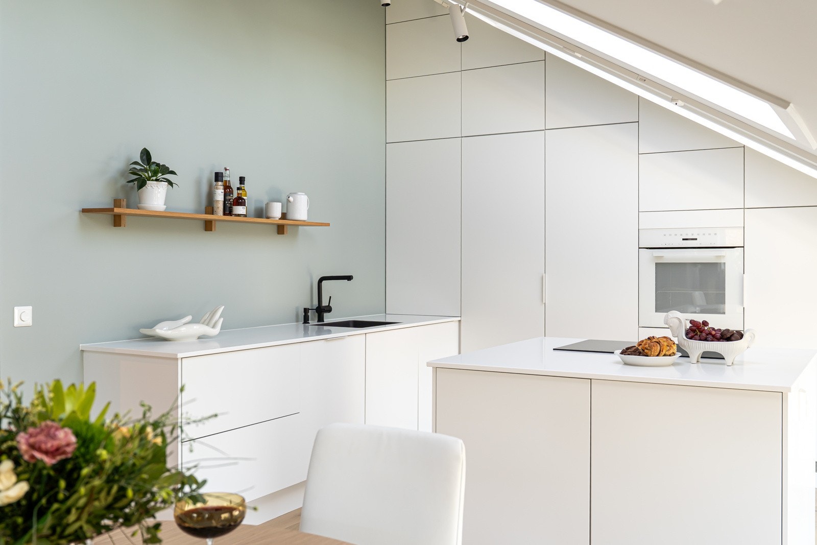 Leiligheten har et lekkert HTH kjøkken fra 2022. Galleribilde