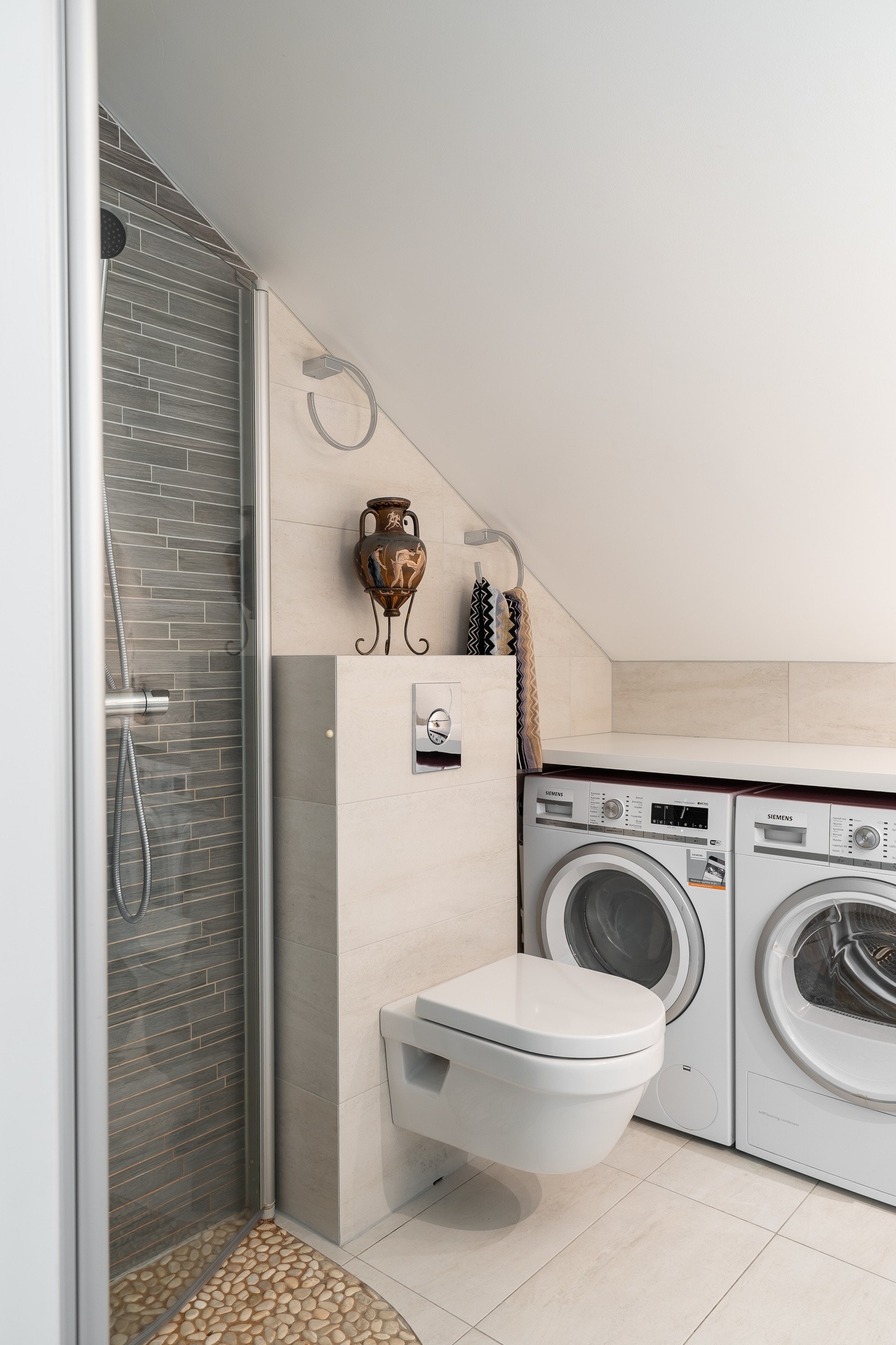 Det ene badet ligger i tilknytning til gang, midt i leiligheten. Galleribilde